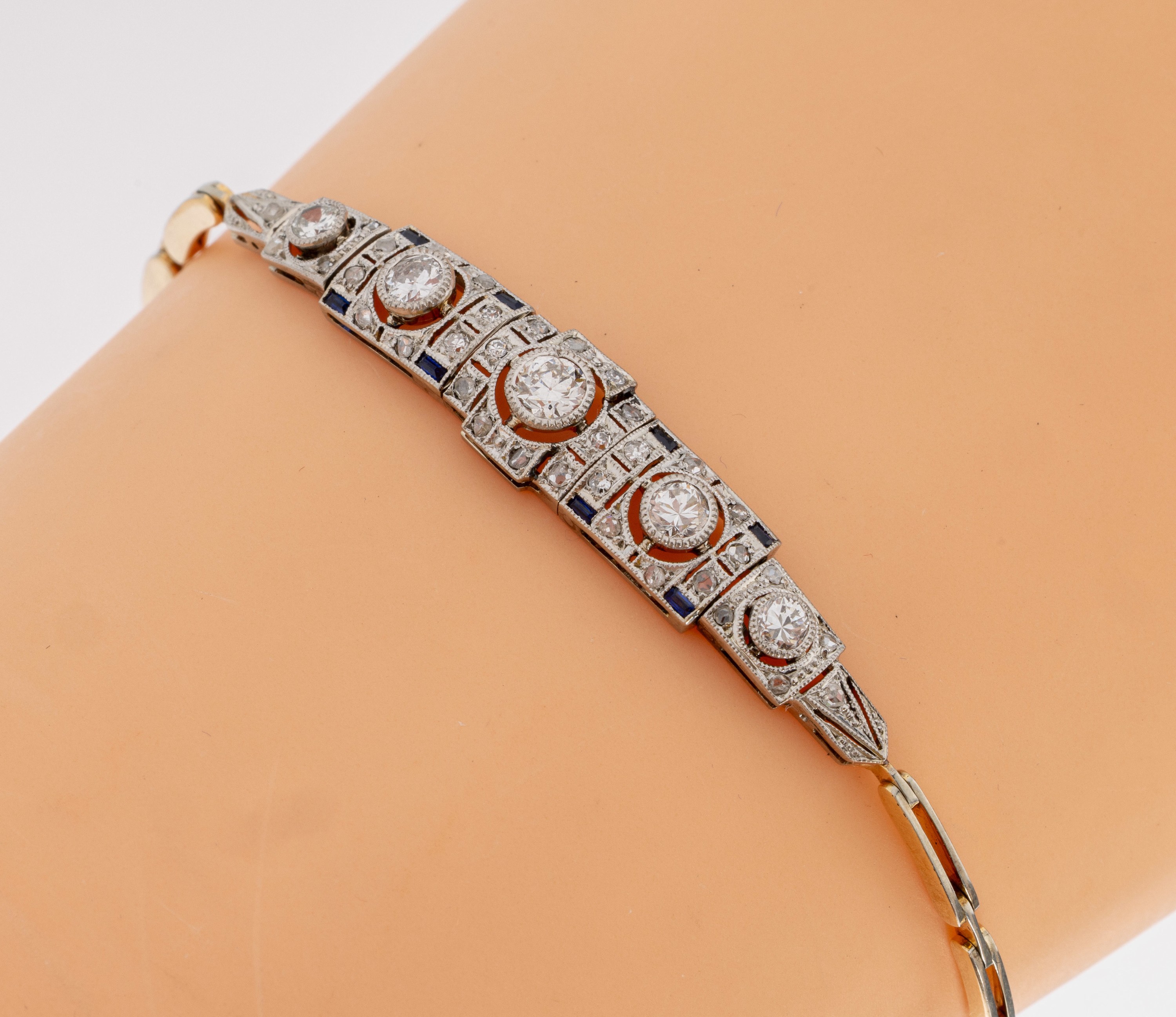 14 kt Gold Art Deco Diamant-Saphir-Armband, um1920-30, GG/WG 585/000, Mittelteil WG, geometrisch, 41 Altschliffdiamanten und Diamantrosen zus. ca. ...
