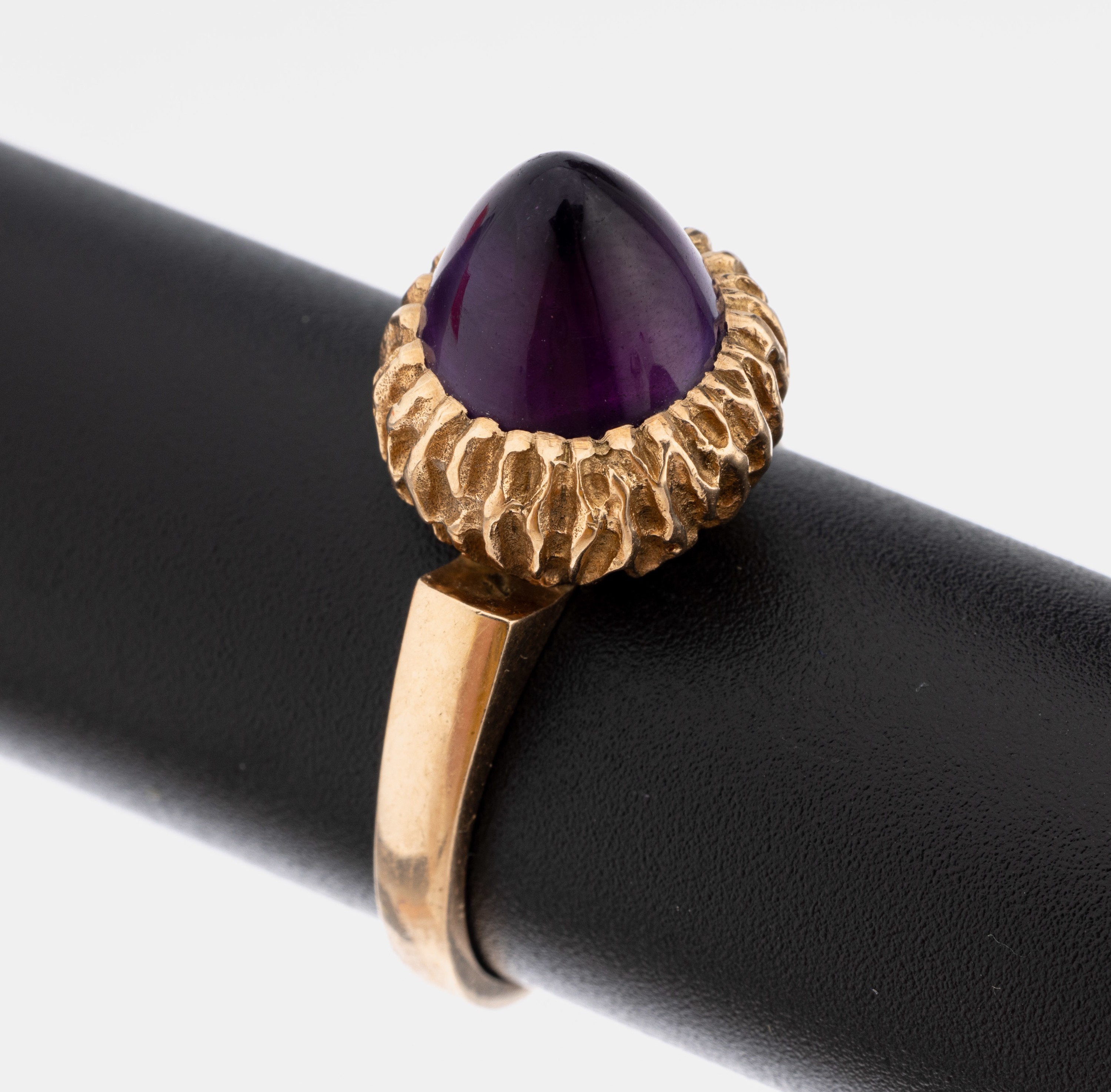 14 kt Gold Amethyst-Ring, GG 585/000, runder hoher Amethyst-Cabochon, RW 61, ca. 9.1g