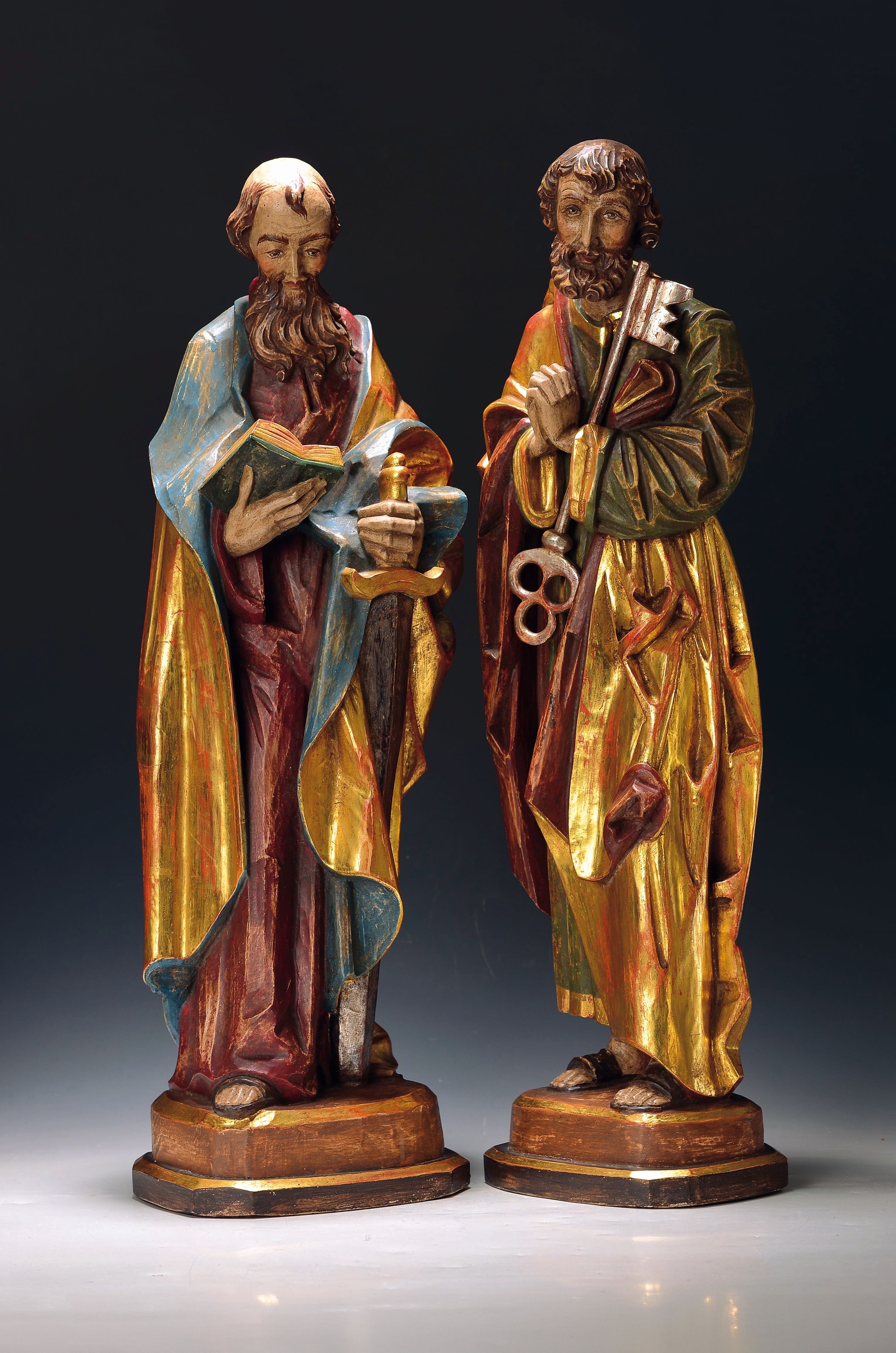 Paar Skulpturen, süddeutsch, Mitte 20. Jh., Die Apostel Paulus und Petrus, Lindenholz geschnitzt und bunt gefaßt, H. ca. 65/66cm