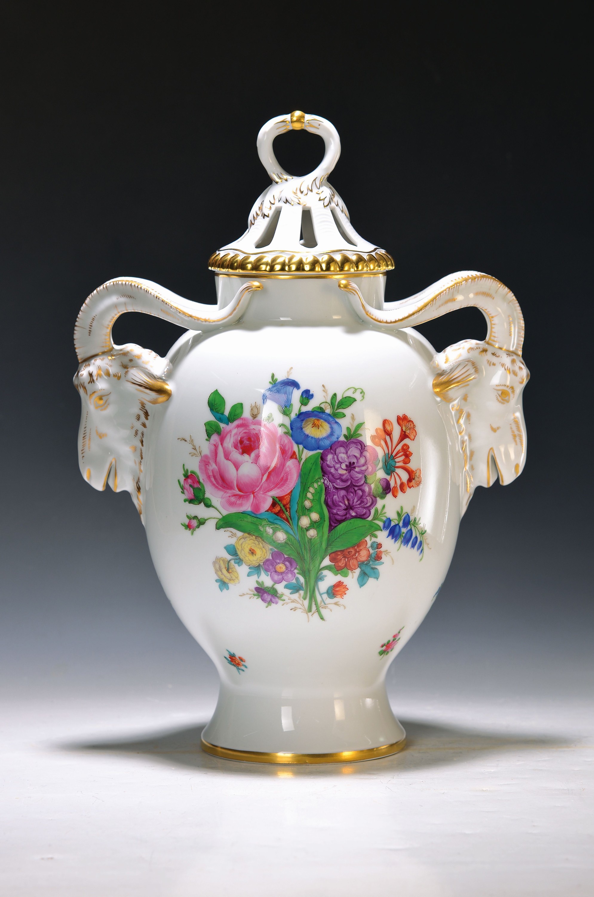 Deckelvase mit Sockel, Fürstenberg, um 1950/60, Porzellan, Henkel in Form von Bocksköpfen, Deckel in Durchbrucharbeit, reiche Goldstaffage, ...