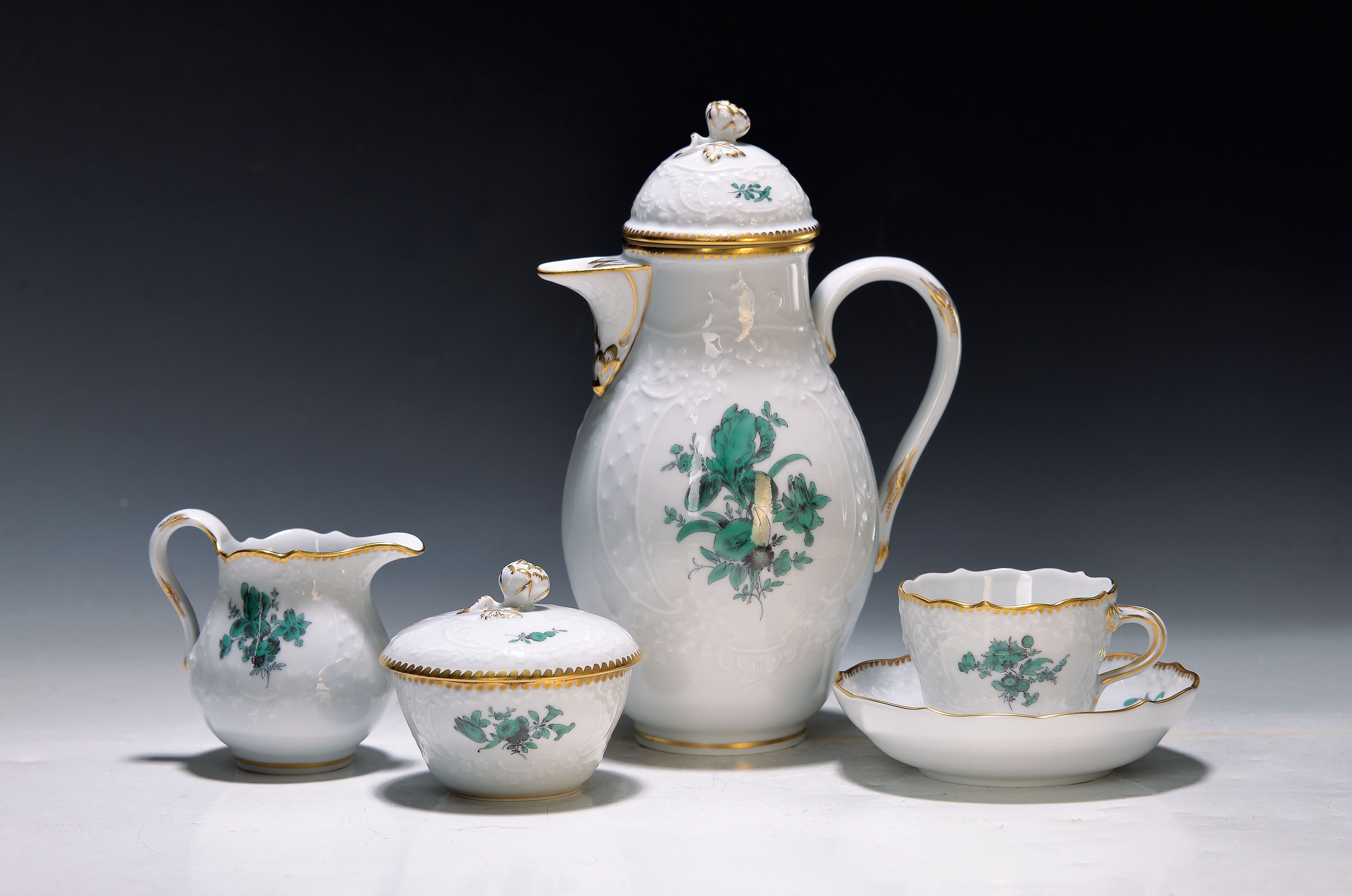 Mokka- bzw. Espresso-Service, Meissen, 20. Jh., 1. Wahl, Rocaillenrelief, Dekor kupfergrüne Blume, Goldstaffage, Kännchen, Sahnegießer, ...