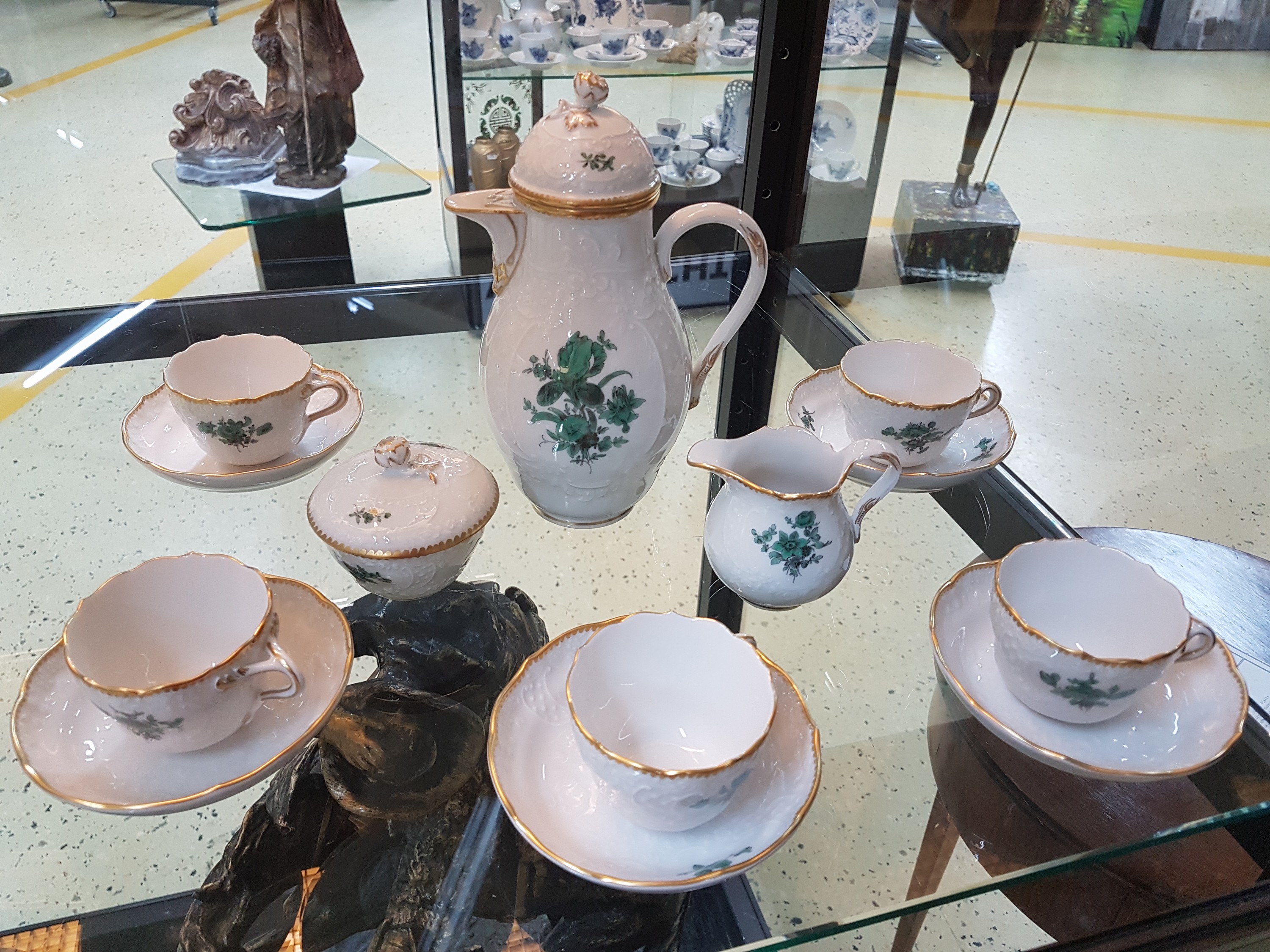 Detail a: Mokka- bzw. Espresso-Service, Meissen, 20. Jh., 1. Wahl, Rocaillenrelief, Dekor kupfergrüne Blume, Goldstaffage, Kännchen, Sahnegießer, ...