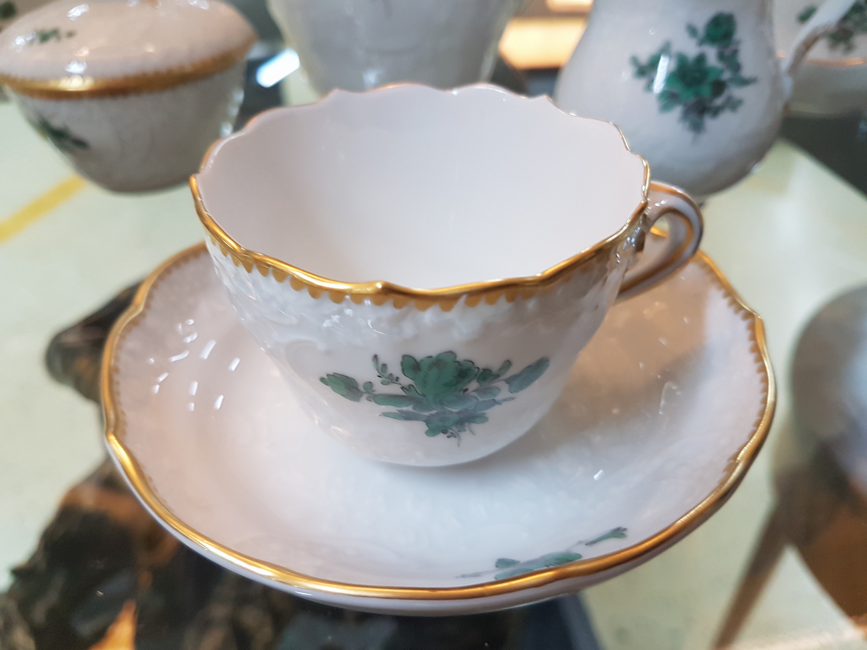 Detail b: Mokka- bzw. Espresso-Service, Meissen, 20. Jh., 1. Wahl, Rocaillenrelief, Dekor kupfergrüne Blume, Goldstaffage, Kännchen, Sahnegießer, ...