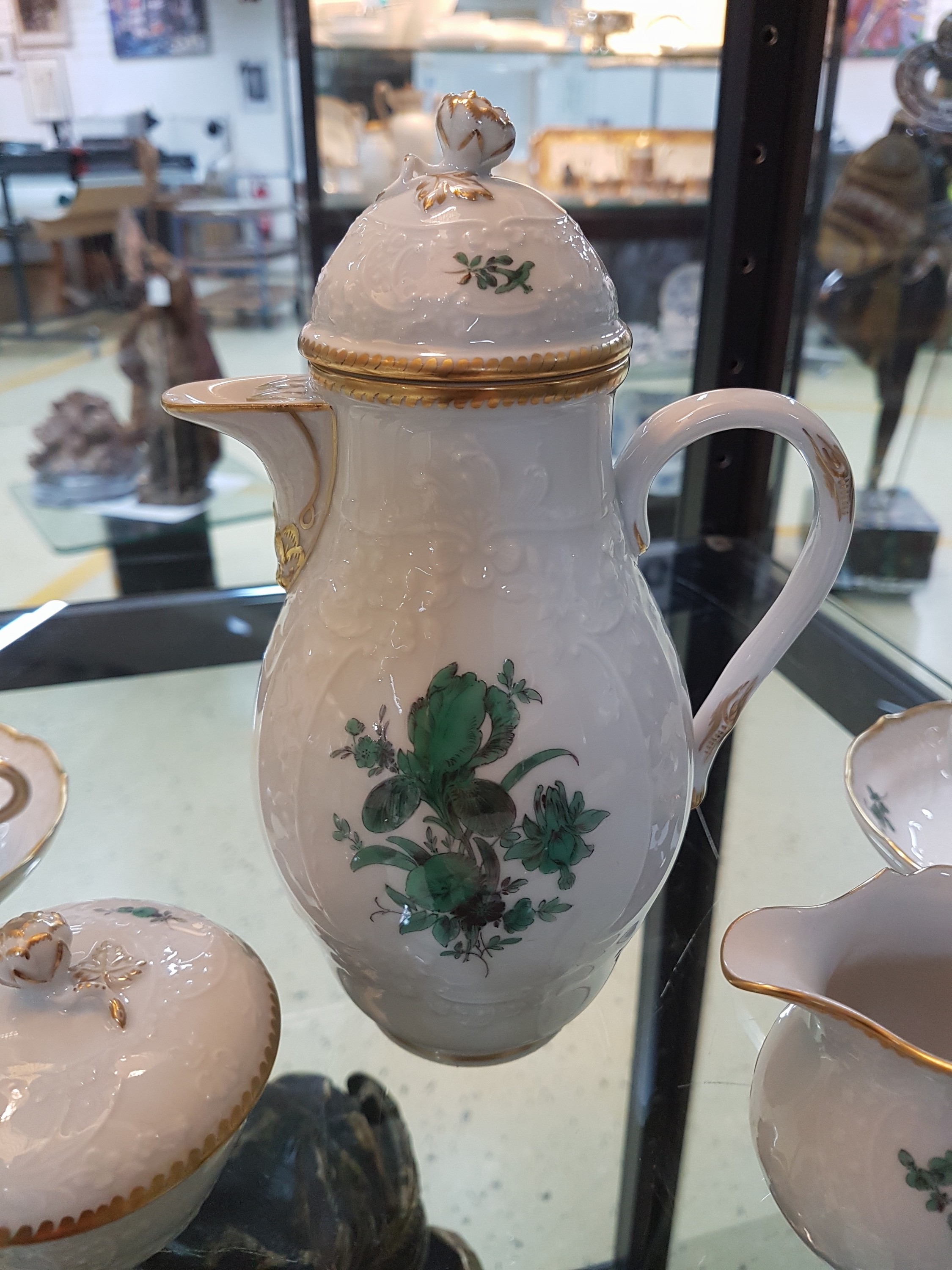 Detail c: Mokka- bzw. Espresso-Service, Meissen, 20. Jh., 1. Wahl, Rocaillenrelief, Dekor kupfergrüne Blume, Goldstaffage, Kännchen, Sahnegießer, ...