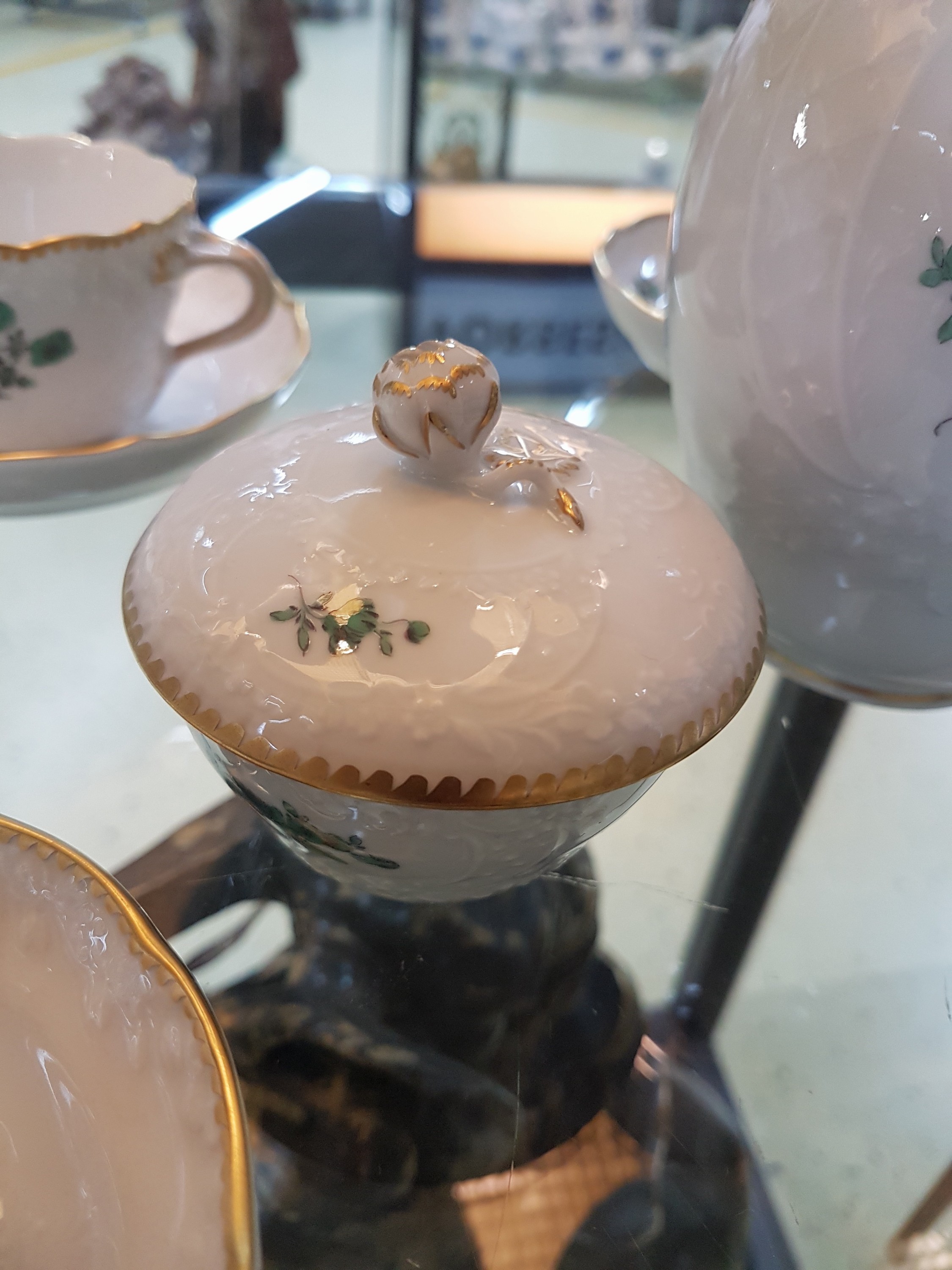 Detail d: Mokka- bzw. Espresso-Service, Meissen, 20. Jh., 1. Wahl, Rocaillenrelief, Dekor kupfergrüne Blume, Goldstaffage, Kännchen, Sahnegießer, ...
