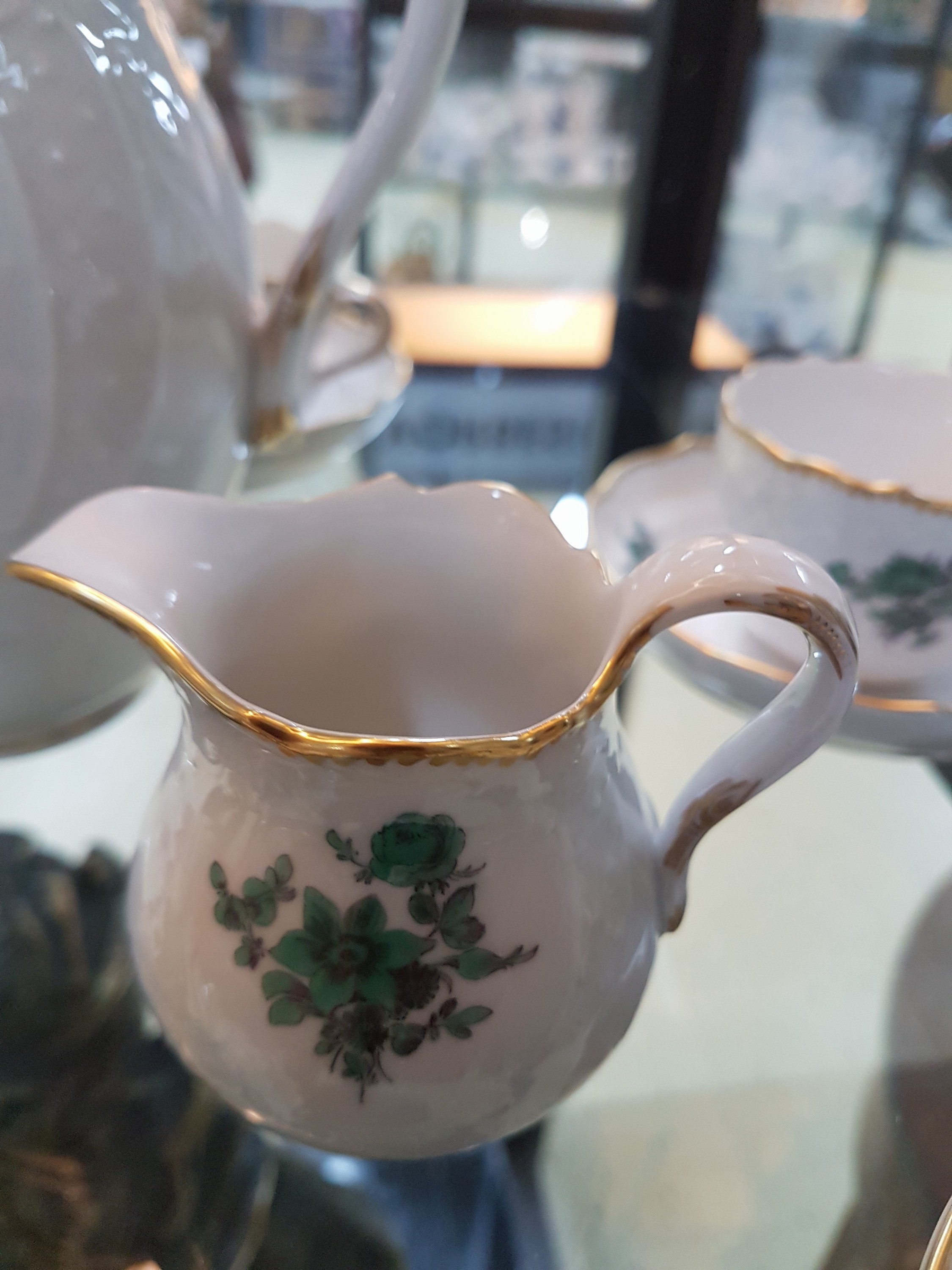 Detail e: Mokka- bzw. Espresso-Service, Meissen, 20. Jh., 1. Wahl, Rocaillenrelief, Dekor kupfergrüne Blume, Goldstaffage, Kännchen, Sahnegießer, ...