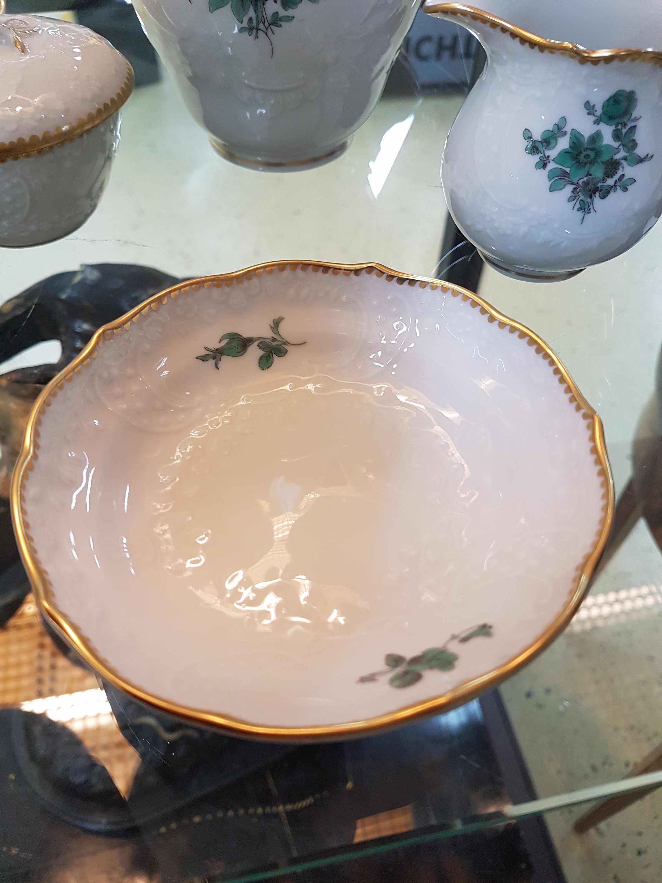 Detail f: Mokka- bzw. Espresso-Service, Meissen, 20. Jh., 1. Wahl, Rocaillenrelief, Dekor kupfergrüne Blume, Goldstaffage, Kännchen, Sahnegießer, ...