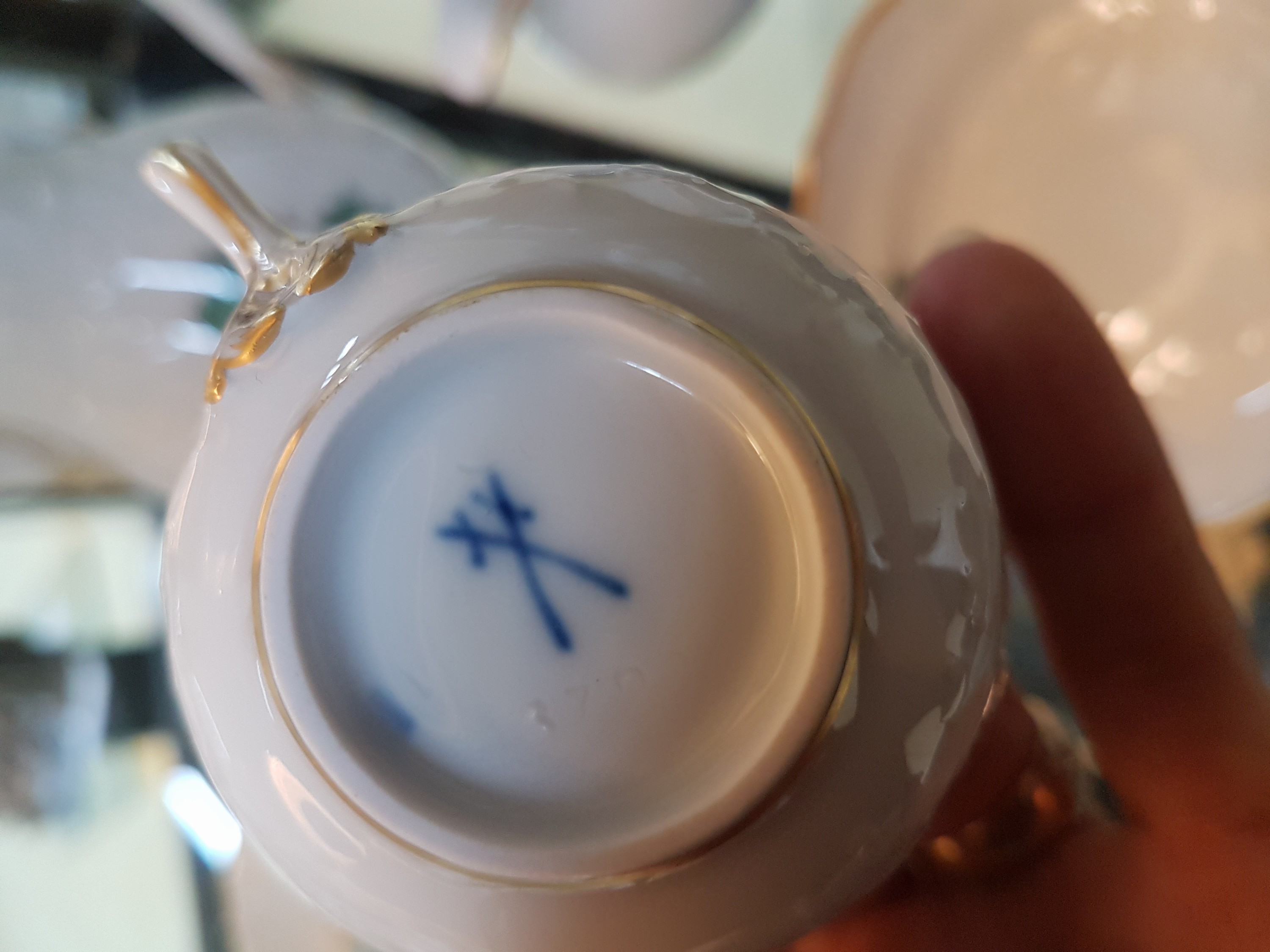 Detail g: Mokka- bzw. Espresso-Service, Meissen, 20. Jh., 1. Wahl, Rocaillenrelief, Dekor kupfergrüne Blume, Goldstaffage, Kännchen, Sahnegießer, ...