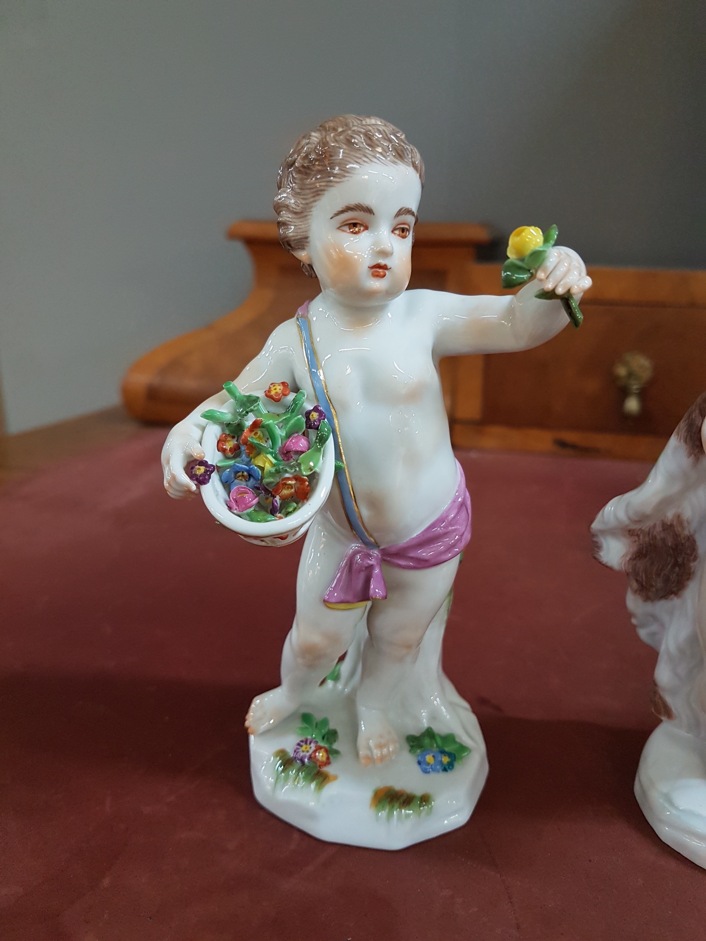 Detail a: 4 Porzellanfiguren, Meissen, 20. Jh., Allegorien auf die vier Jahreszeiten, Amoretten mit Blumen, Ähren (Sichel abgebrochen, aber vorhanden), ...