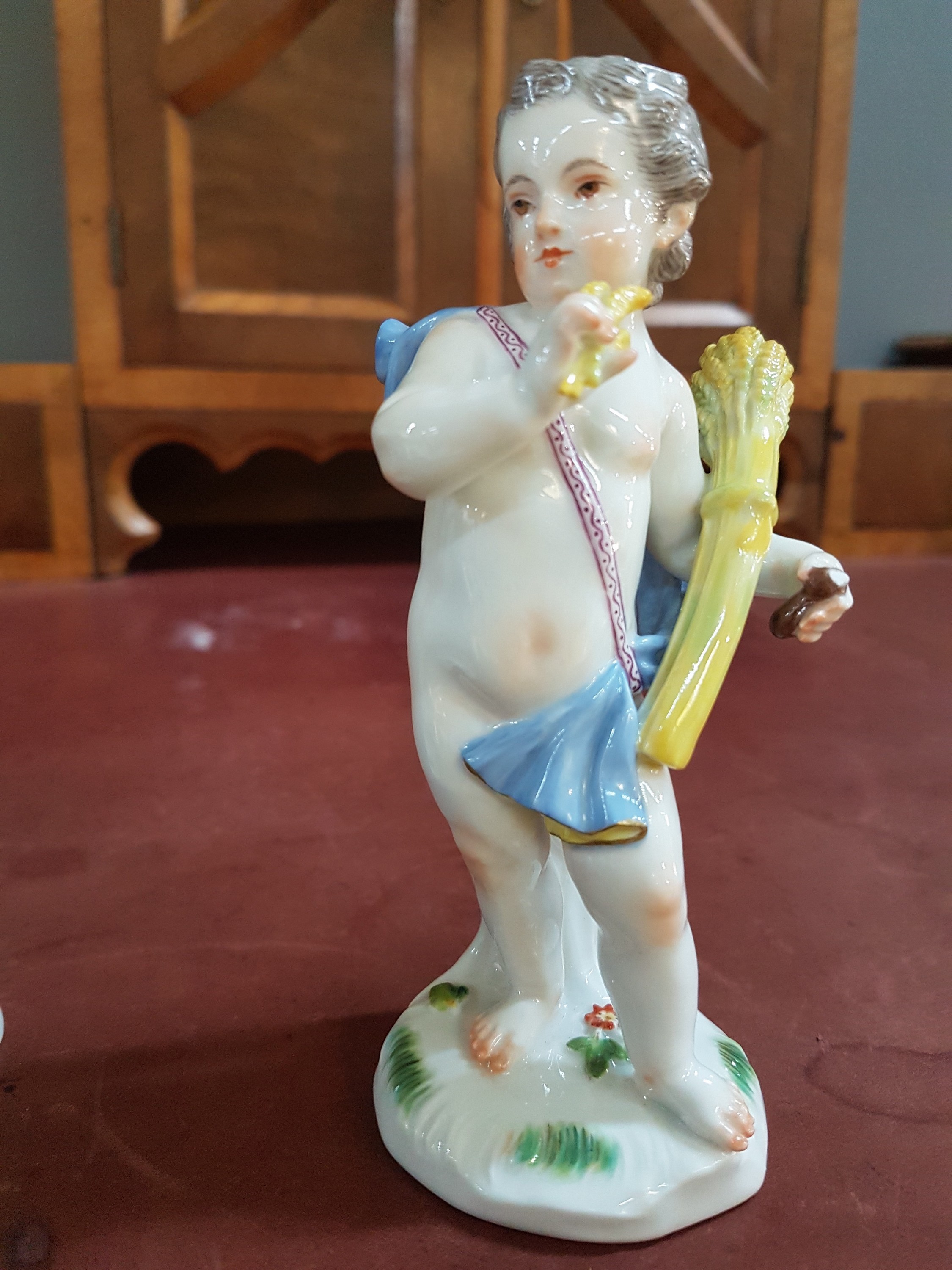 Detail d: 4 Porzellanfiguren, Meissen, 20. Jh., Allegorien auf die vier Jahreszeiten, Amoretten mit Blumen, Ähren (Sichel abgebrochen, aber vorhanden), ...