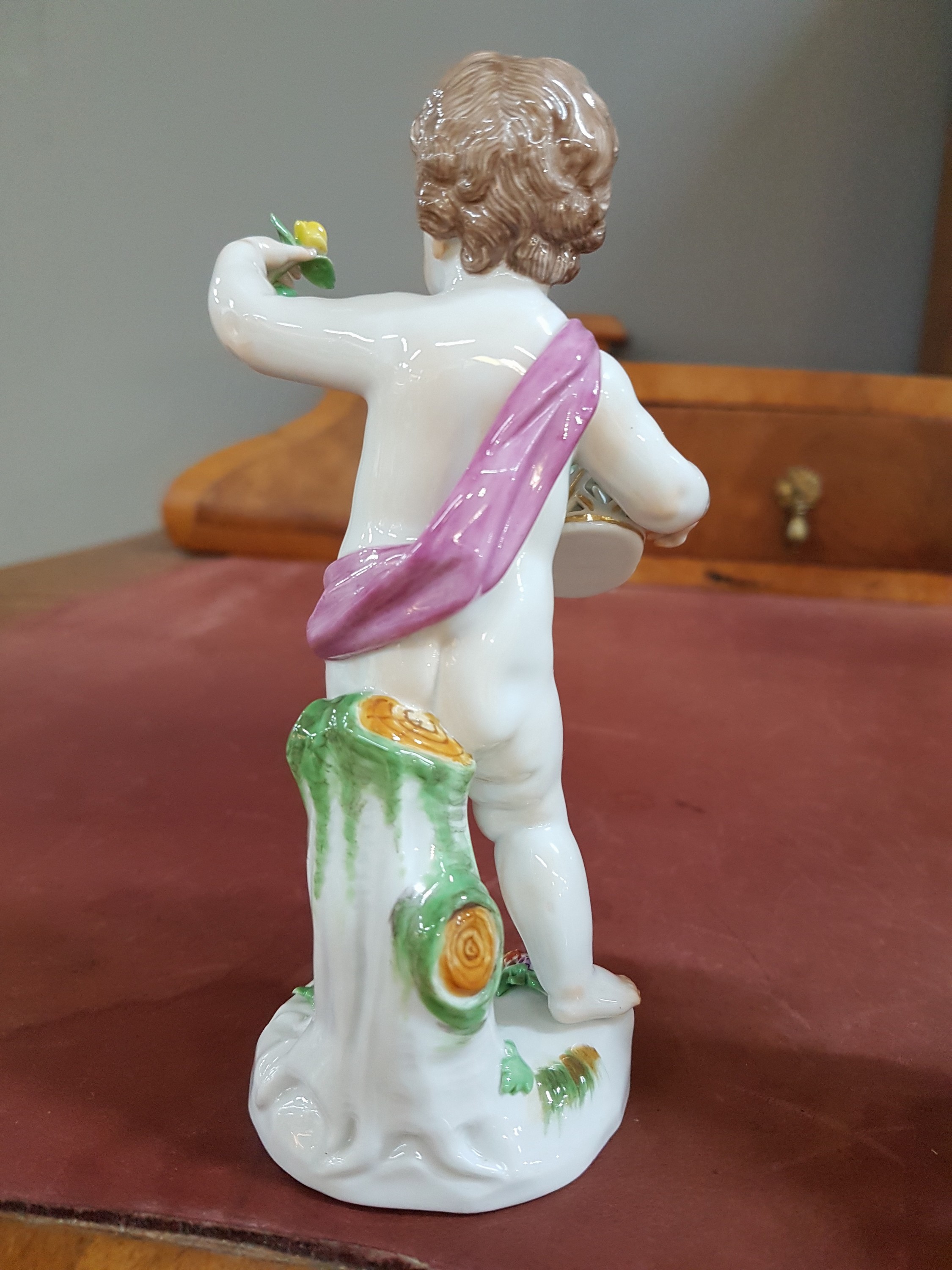 Detail e: 4 Porzellanfiguren, Meissen, 20. Jh., Allegorien auf die vier Jahreszeiten, Amoretten mit Blumen, Ähren (Sichel abgebrochen, aber vorhanden), ...