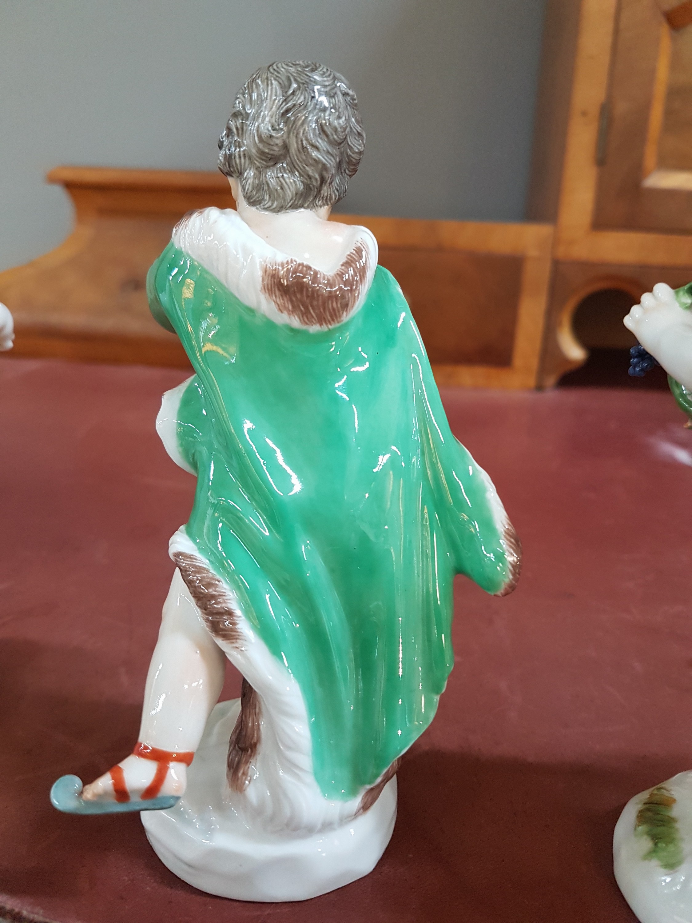 Detail f: 4 Porzellanfiguren, Meissen, 20. Jh., Allegorien auf die vier Jahreszeiten, Amoretten mit Blumen, Ähren (Sichel abgebrochen, aber vorhanden), ...