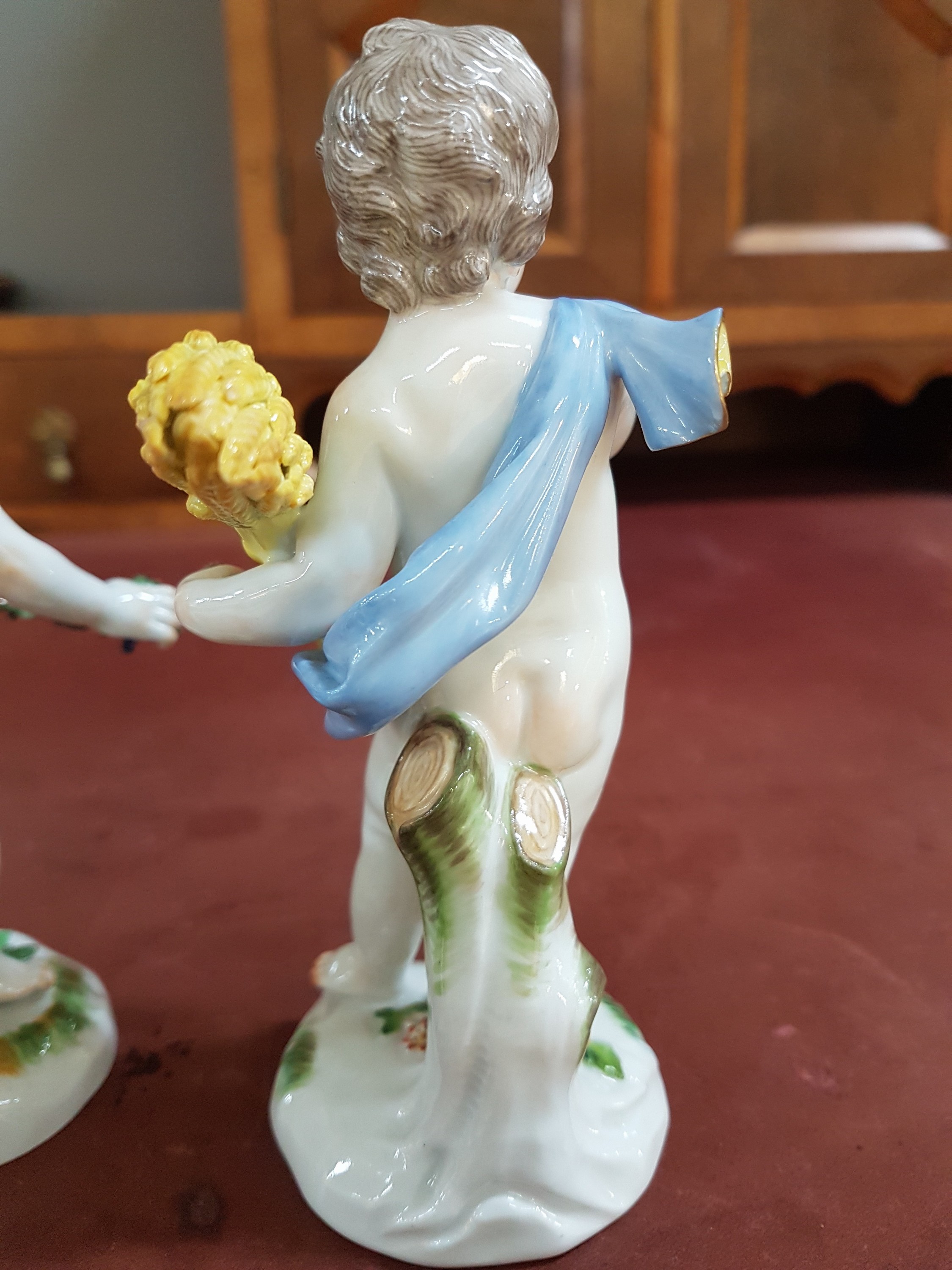Detail h: 4 Porzellanfiguren, Meissen, 20. Jh., Allegorien auf die vier Jahreszeiten, Amoretten mit Blumen, Ähren (Sichel abgebrochen, aber vorhanden), ...