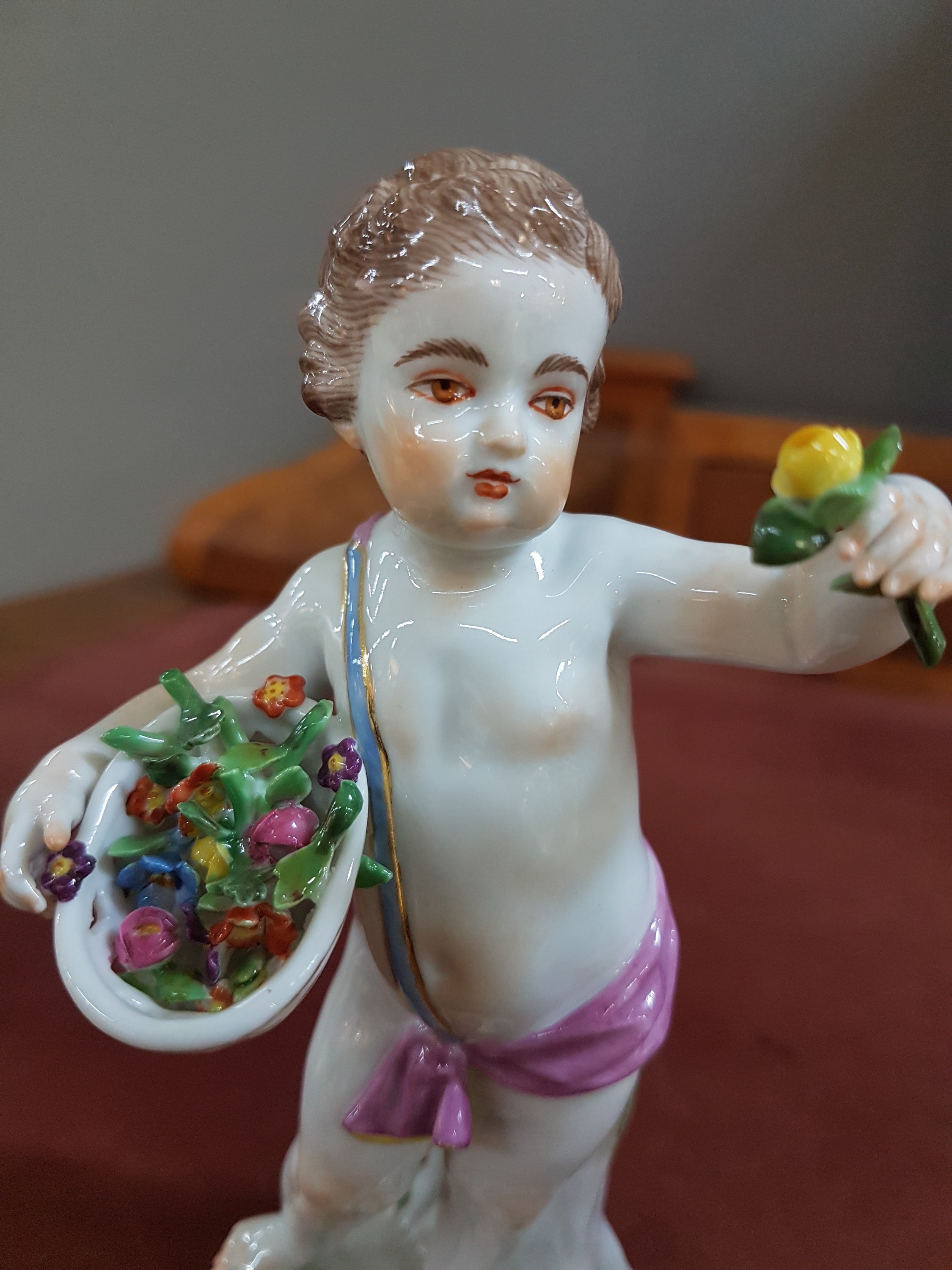 Detail i: 4 Porzellanfiguren, Meissen, 20. Jh., Allegorien auf die vier Jahreszeiten, Amoretten mit Blumen, Ähren (Sichel abgebrochen, aber vorhanden), ...