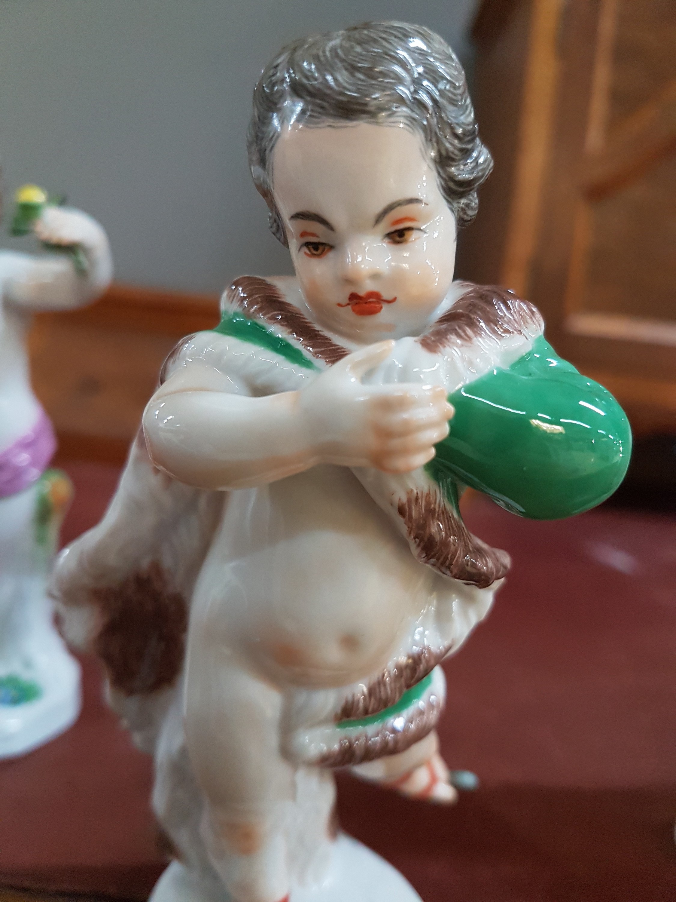 Detail j: 4 Porzellanfiguren, Meissen, 20. Jh., Allegorien auf die vier Jahreszeiten, Amoretten mit Blumen, Ähren (Sichel abgebrochen, aber vorhanden), ...