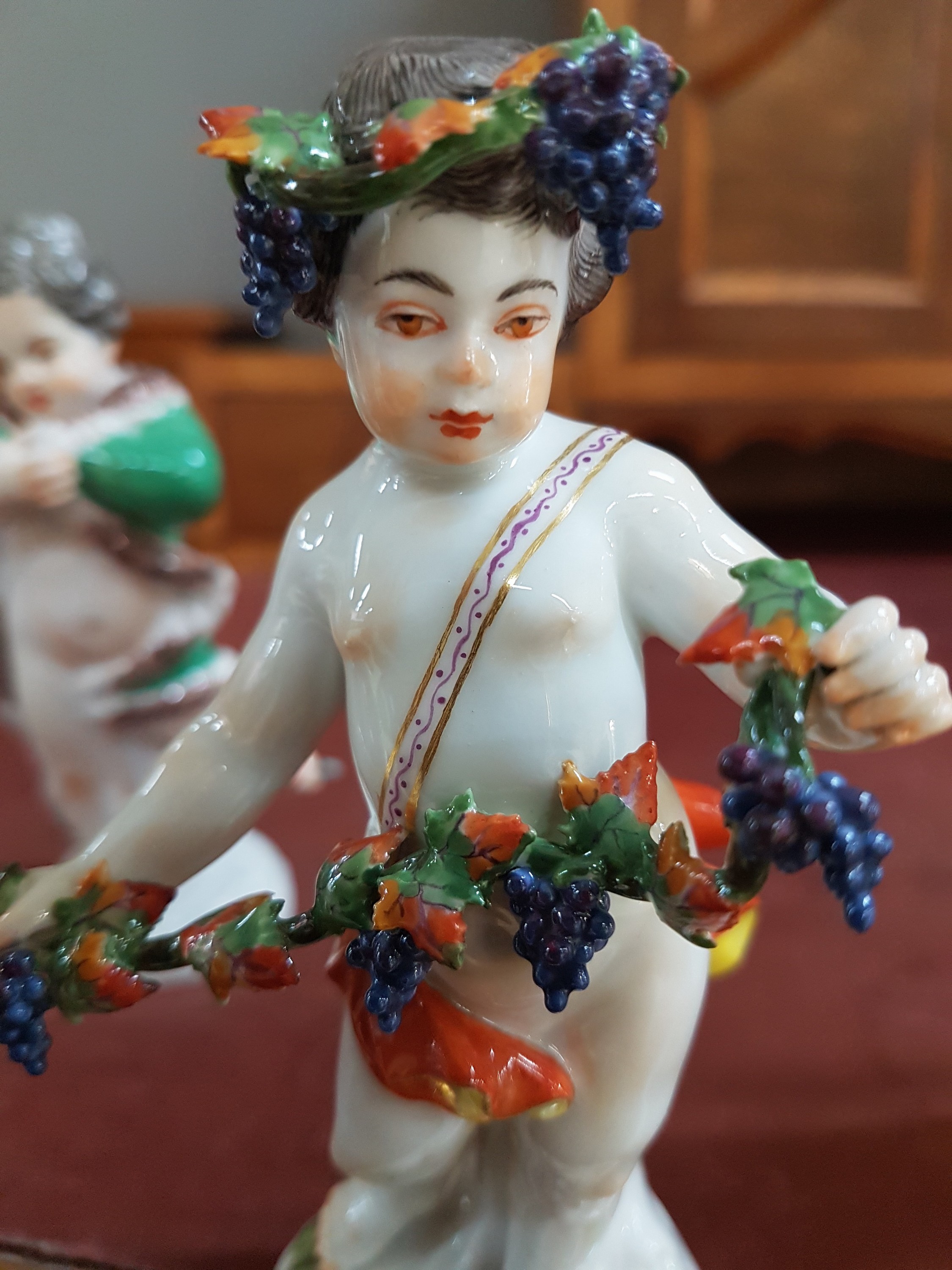 Detail k: 4 Porzellanfiguren, Meissen, 20. Jh., Allegorien auf die vier Jahreszeiten, Amoretten mit Blumen, Ähren (Sichel abgebrochen, aber vorhanden), ...
