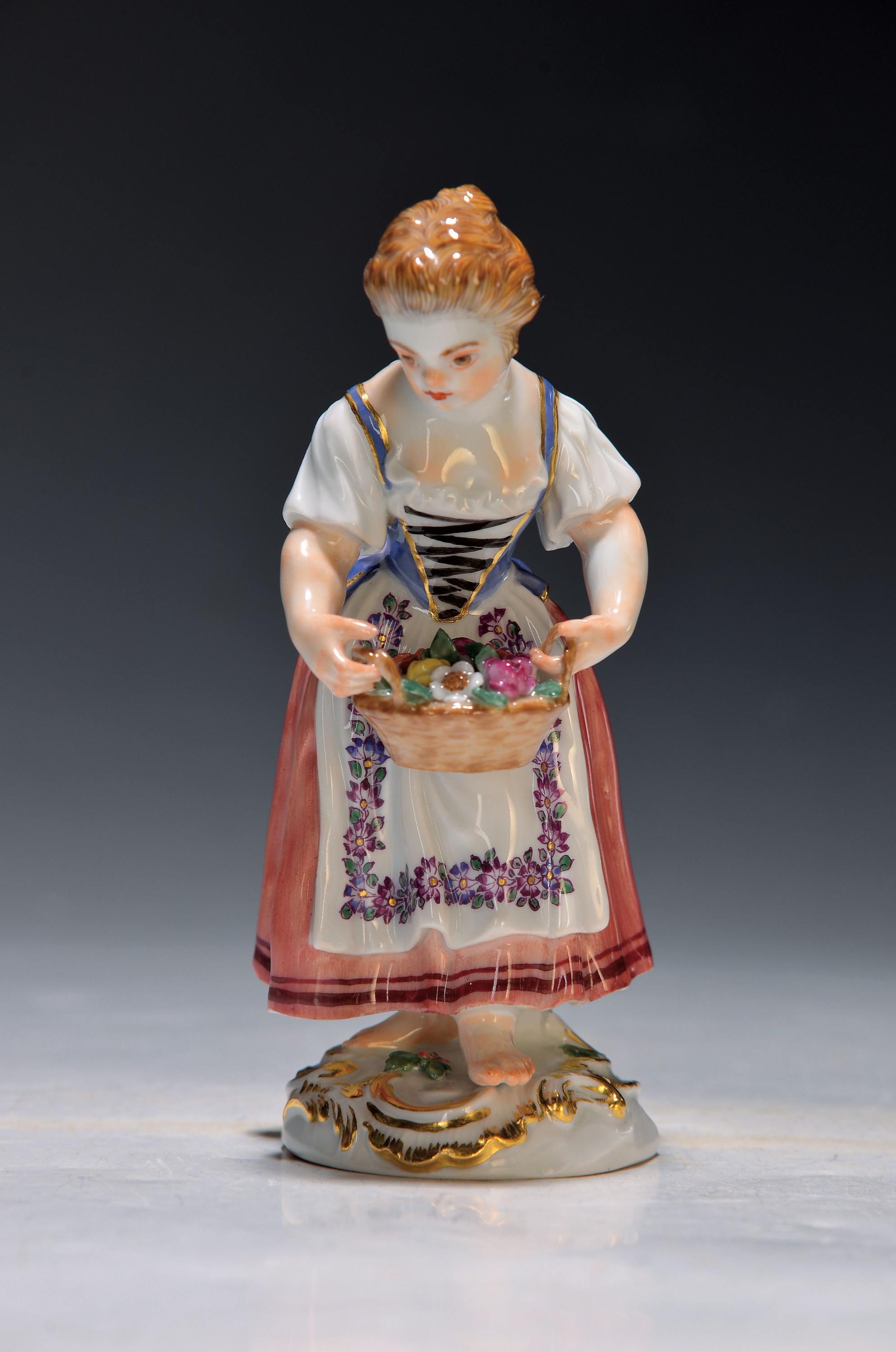 Porzellanfigur, Meissen, 20. Jh., 1. Wahl, Magd mit Blumenkorb, bunt bemalt, Goldstaffage, H. ca. 13cm