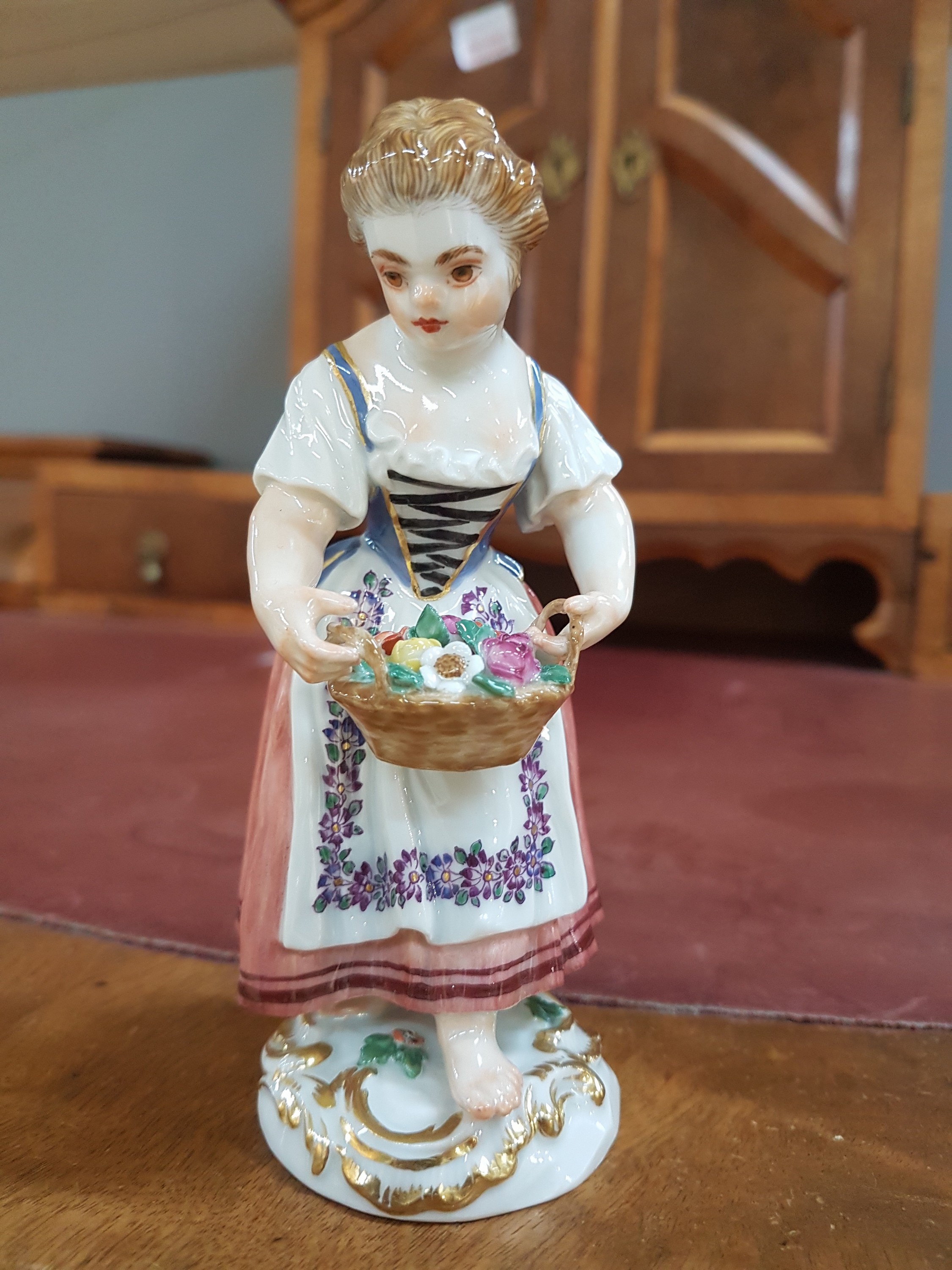 Detail a: Porzellanfigur, Meissen, 20. Jh., 1. Wahl, Magd mit Blumenkorb, bunt bemalt, Goldstaffage, H. ca. 13cm