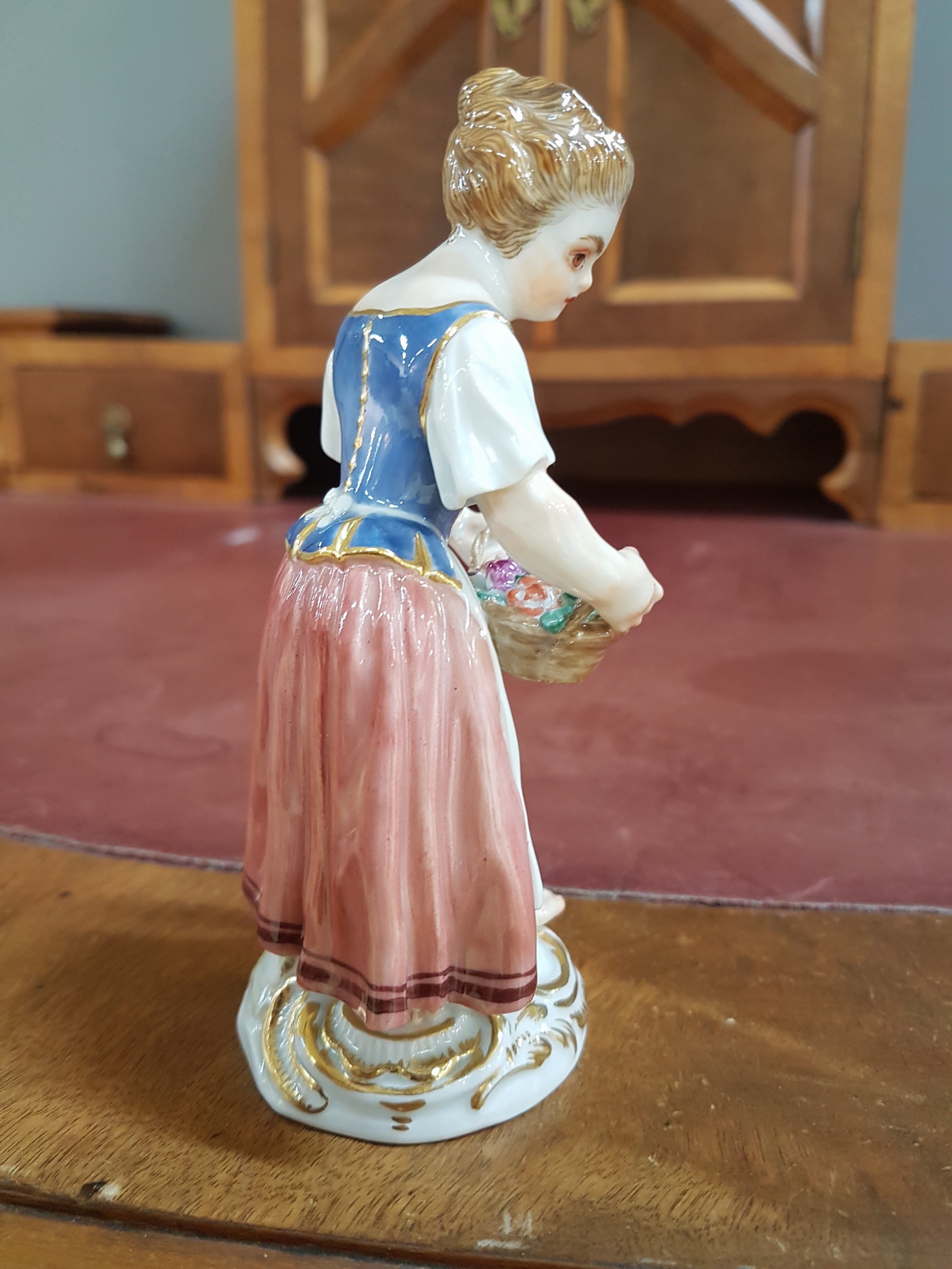 Detail b: Porzellanfigur, Meissen, 20. Jh., 1. Wahl, Magd mit Blumenkorb, bunt bemalt, Goldstaffage, H. ca. 13cm