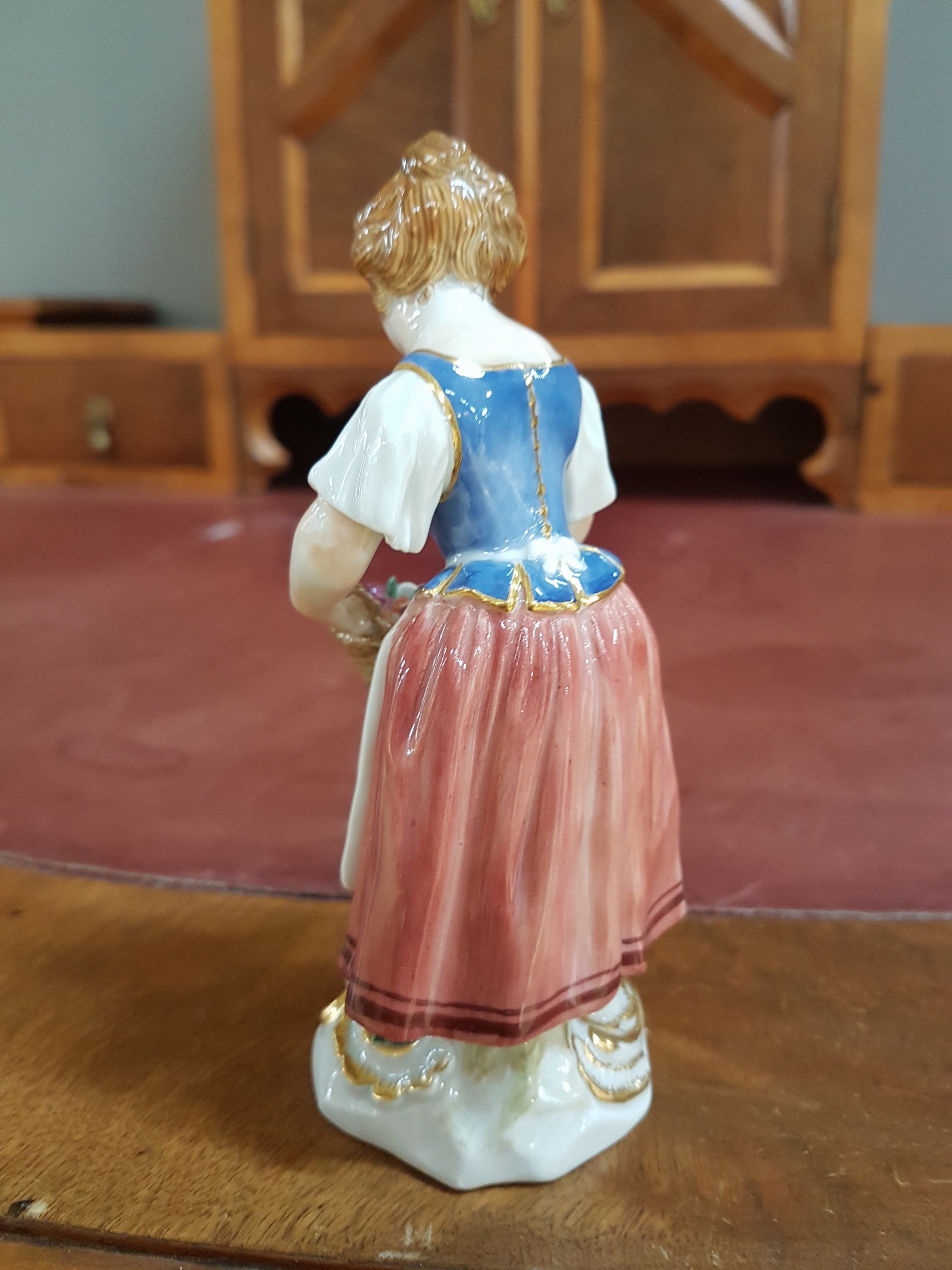 Detail c: Porzellanfigur, Meissen, 20. Jh., 1. Wahl, Magd mit Blumenkorb, bunt bemalt, Goldstaffage, H. ca. 13cm