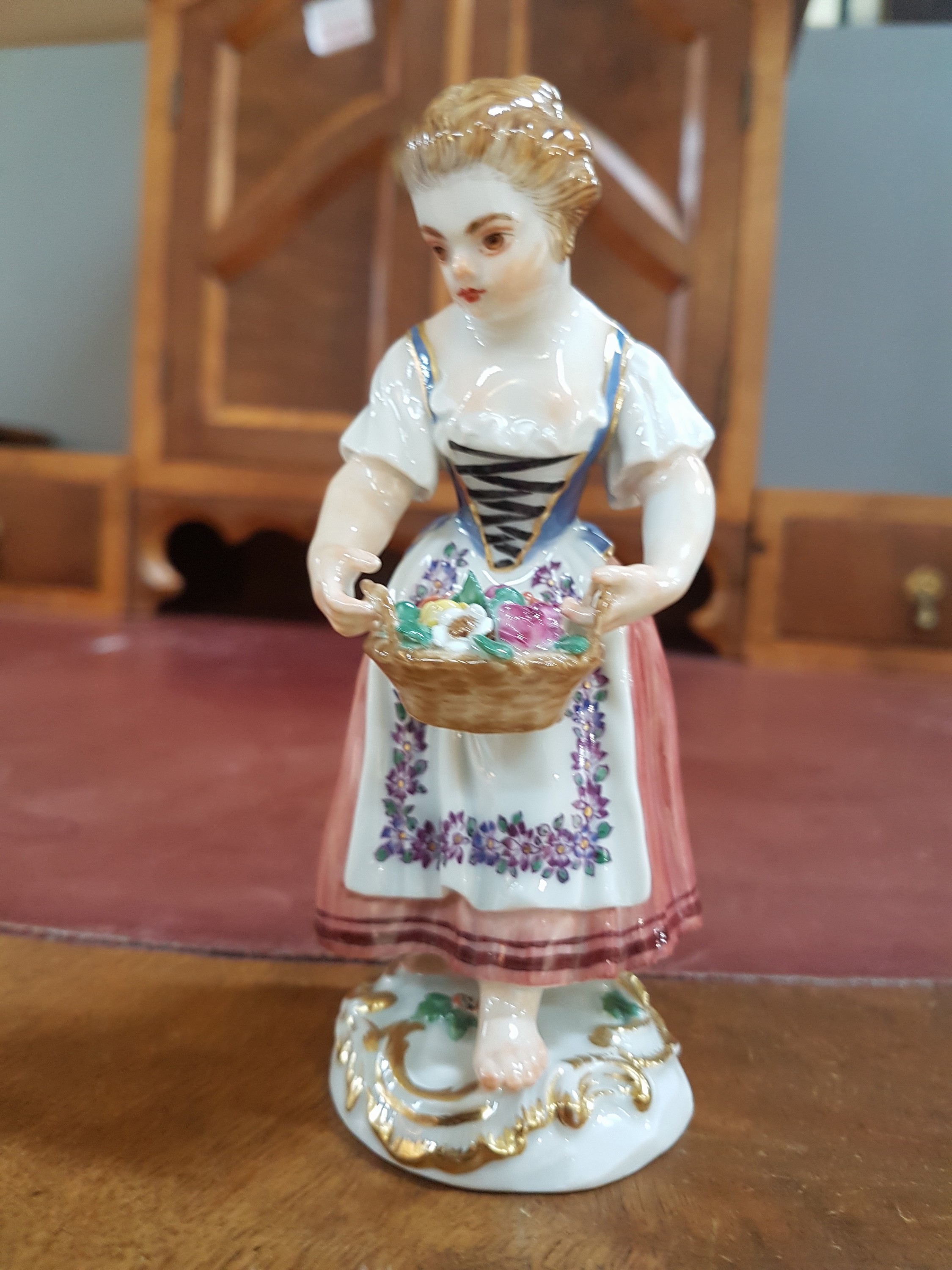 Detail d: Porzellanfigur, Meissen, 20. Jh., 1. Wahl, Magd mit Blumenkorb, bunt bemalt, Goldstaffage, H. ca. 13cm