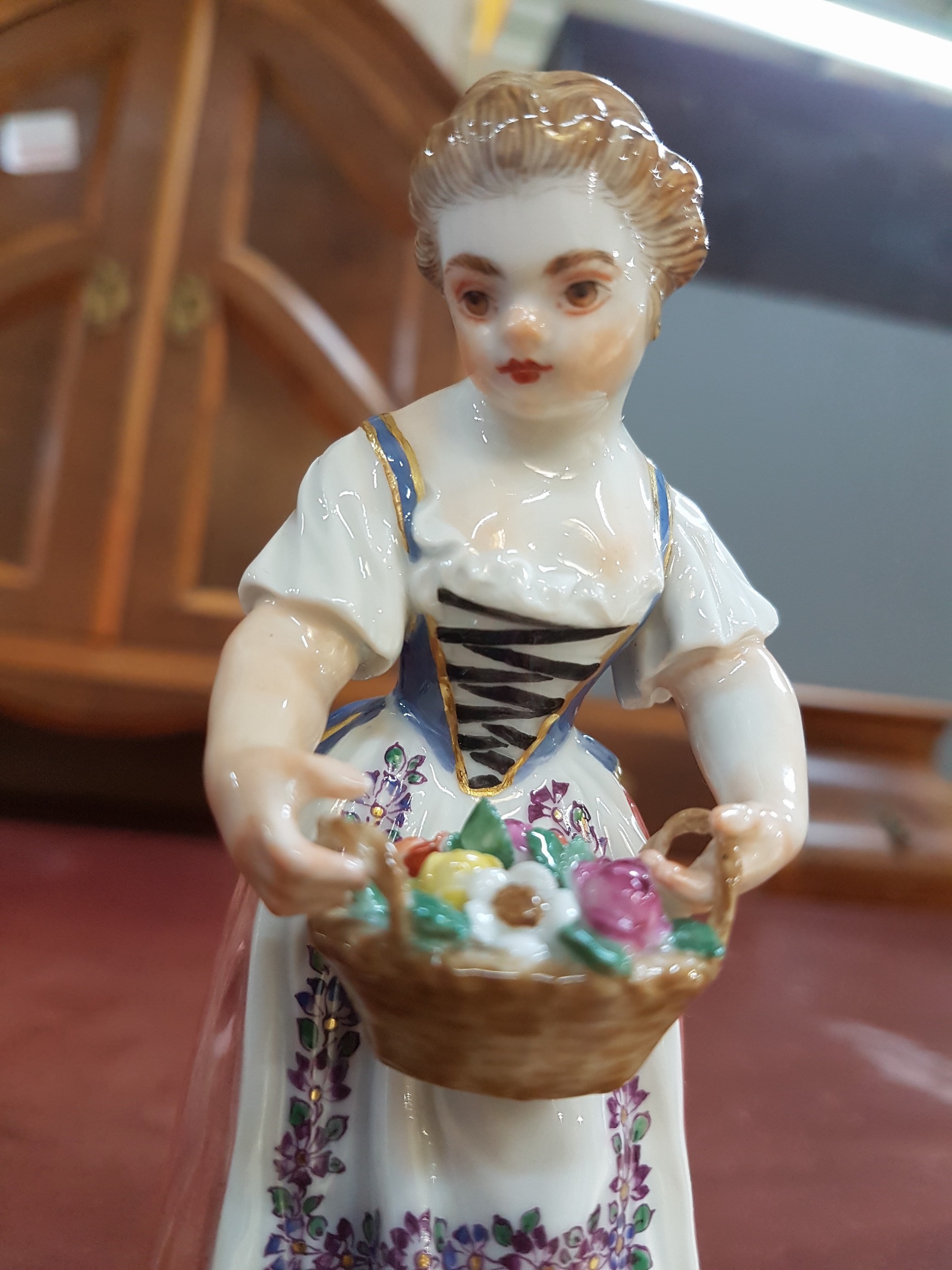 Detail e: Porzellanfigur, Meissen, 20. Jh., 1. Wahl, Magd mit Blumenkorb, bunt bemalt, Goldstaffage, H. ca. 13cm
