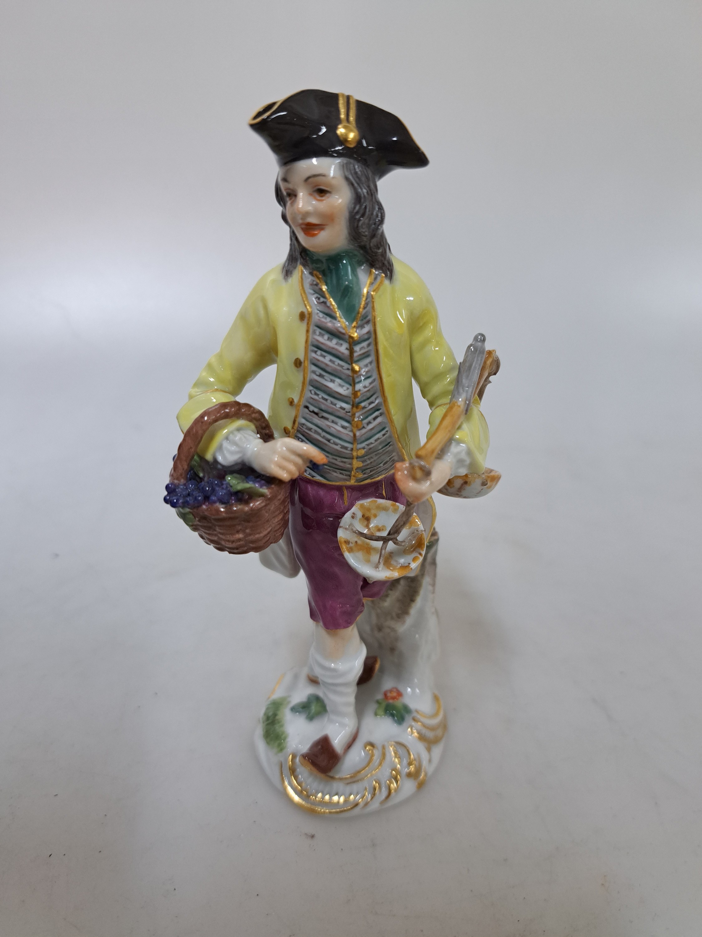 Detail a: Porzellanfigur, Meissen, 20. Jh., 1. Wahl, Mann mit Traubenkorb und Waage, bunt bemalt, Goldstaffage, H. ca. 14cm