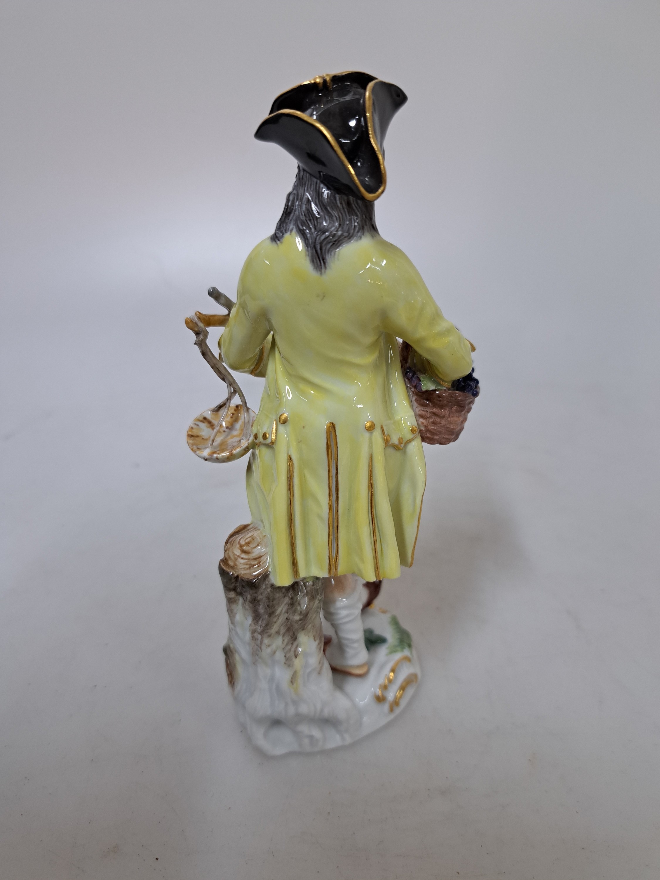 Detail c: Porzellanfigur, Meissen, 20. Jh., 1. Wahl, Mann mit Traubenkorb und Waage, bunt bemalt, Goldstaffage, H. ca. 14cm