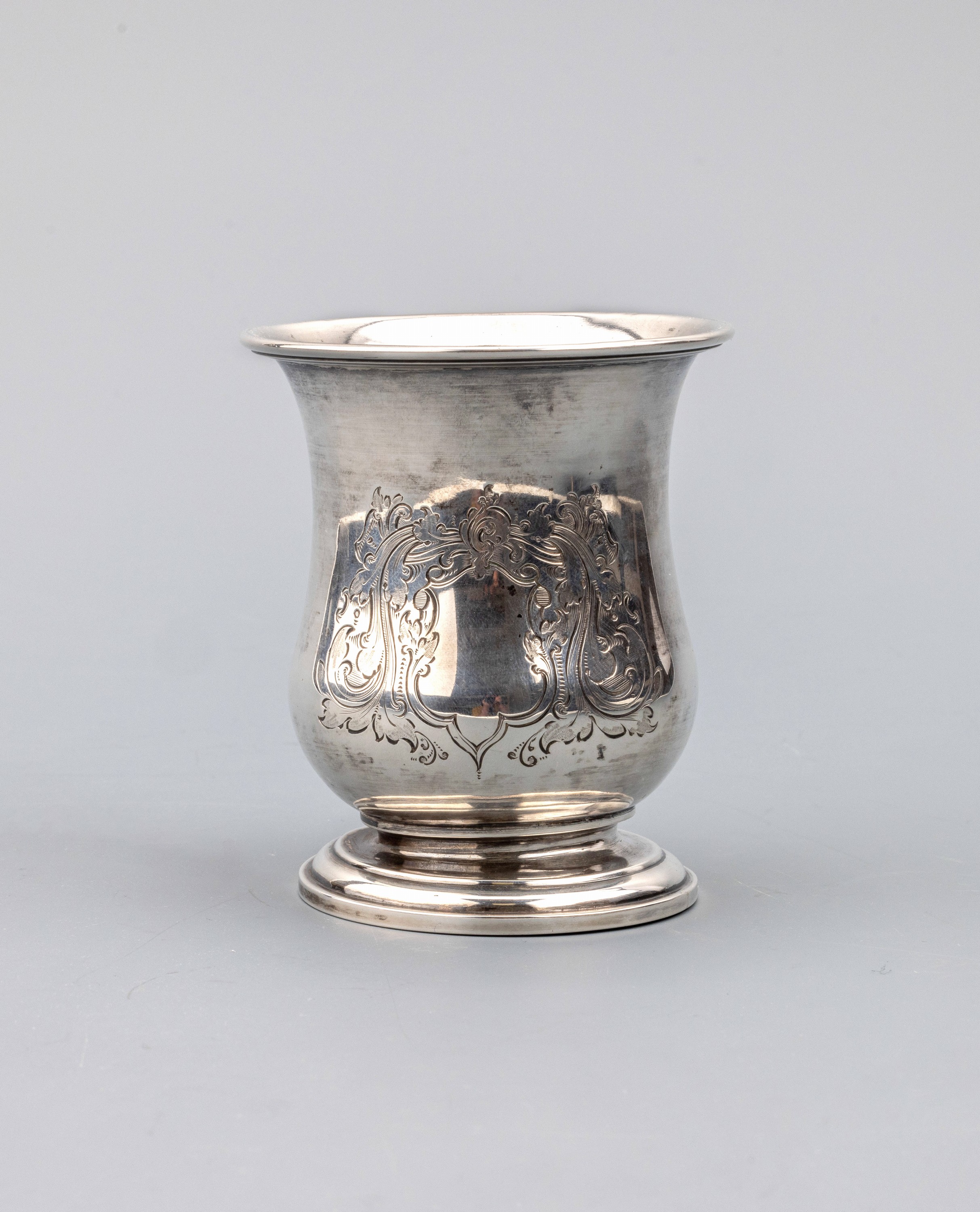 Trinkbecher, Russland um 1870-1890, 84er Silber, St. Petersburg, schlichte bauchige Grundform, fein ausgeführte Gravuren mit Rocaillen und ...