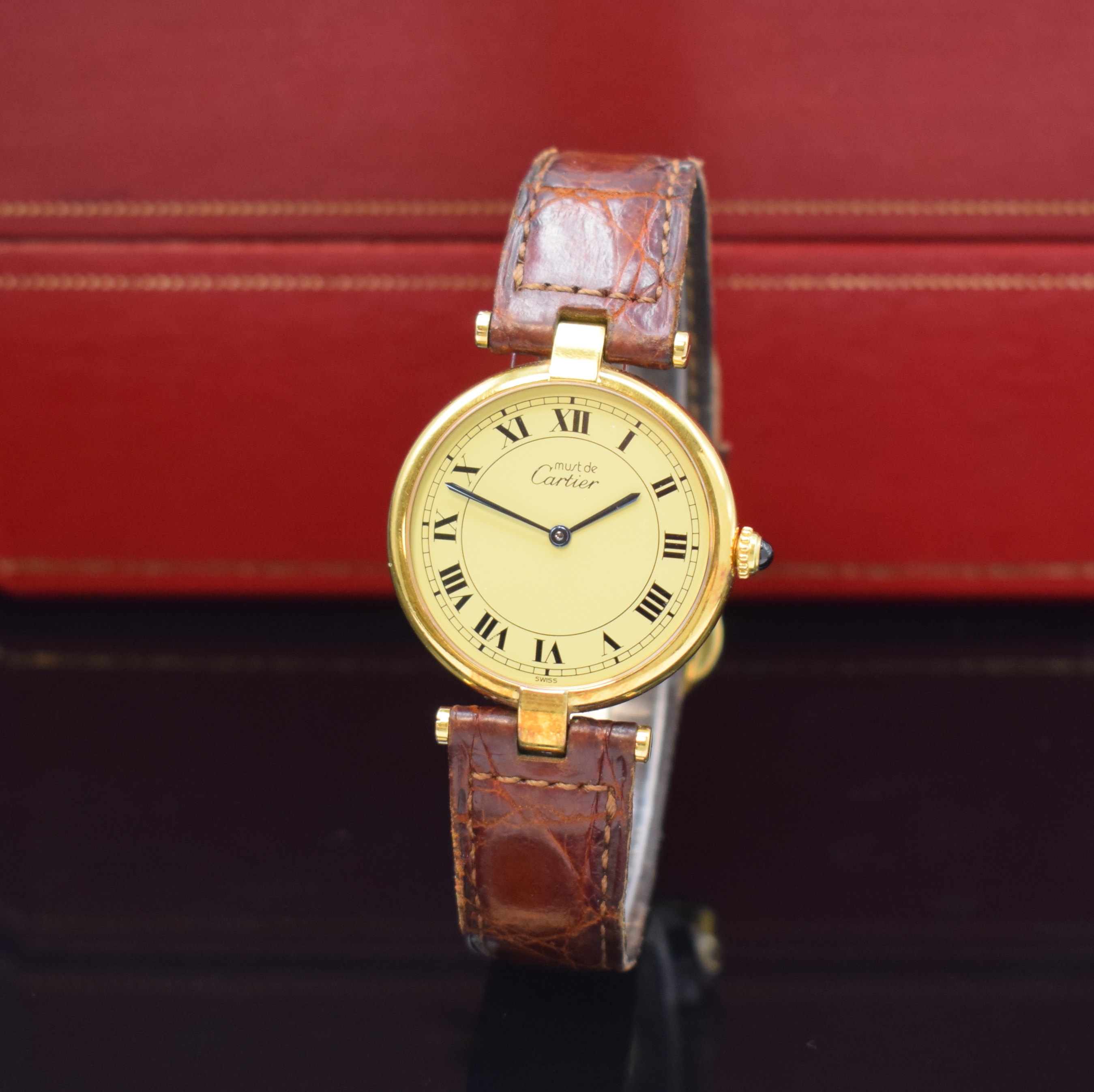 CARTIER Paris Damenarmbanduhr Vermeil Referenz 590003, Schweiz um 1995, quarz, verg. Silbergeh. inkl. Cartier Lederband m. Dornschl., Schmuckkrone, ...