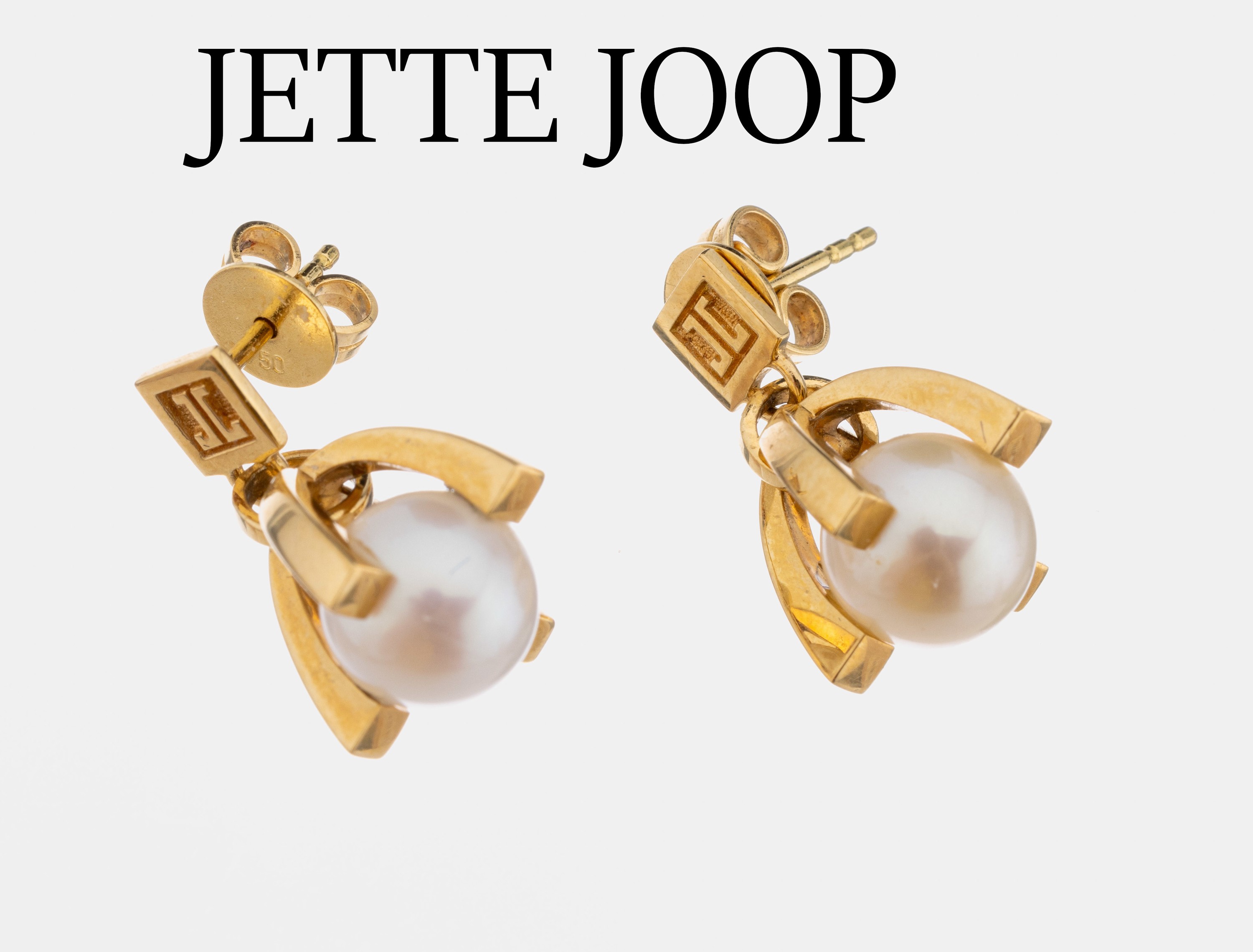 Paar 18 kt Gold JETTE JOOP Akoyazuchtperl- Ohrstecker, GG 750/000, Abhängungen mit einer Perle, D. ca. 8.5 mm, oberhalb mit JJ Emblem, ca. 8.3 g
