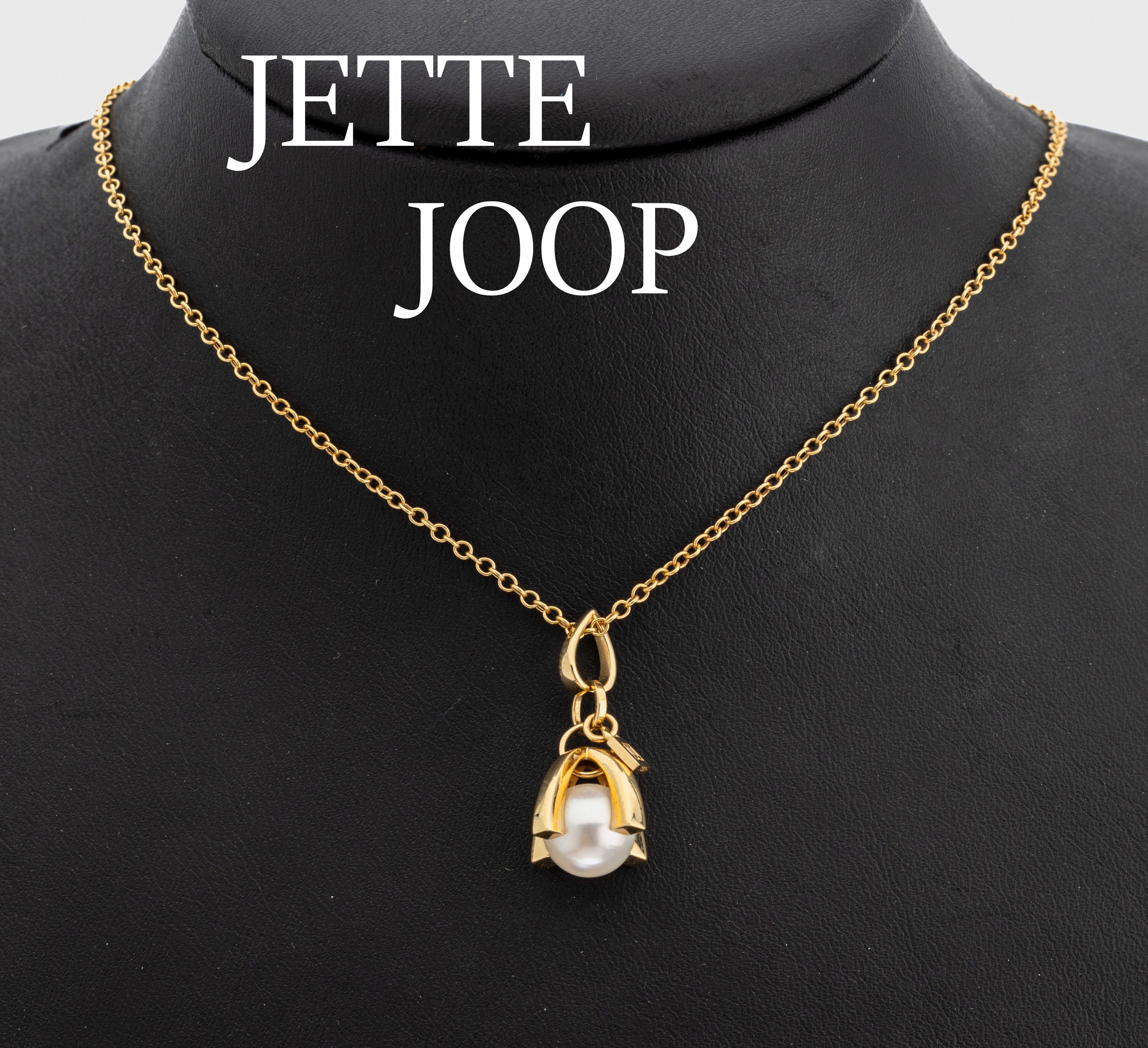18 kt Gold JETTE JOOP Akoyazuchtperl-Anhänger an Kette, GG 750/000, Perle, D. ca. 8.9 mm,Öse mit JJ Emblem, Kettenl. ca. 42 - 46 cm, durch ...