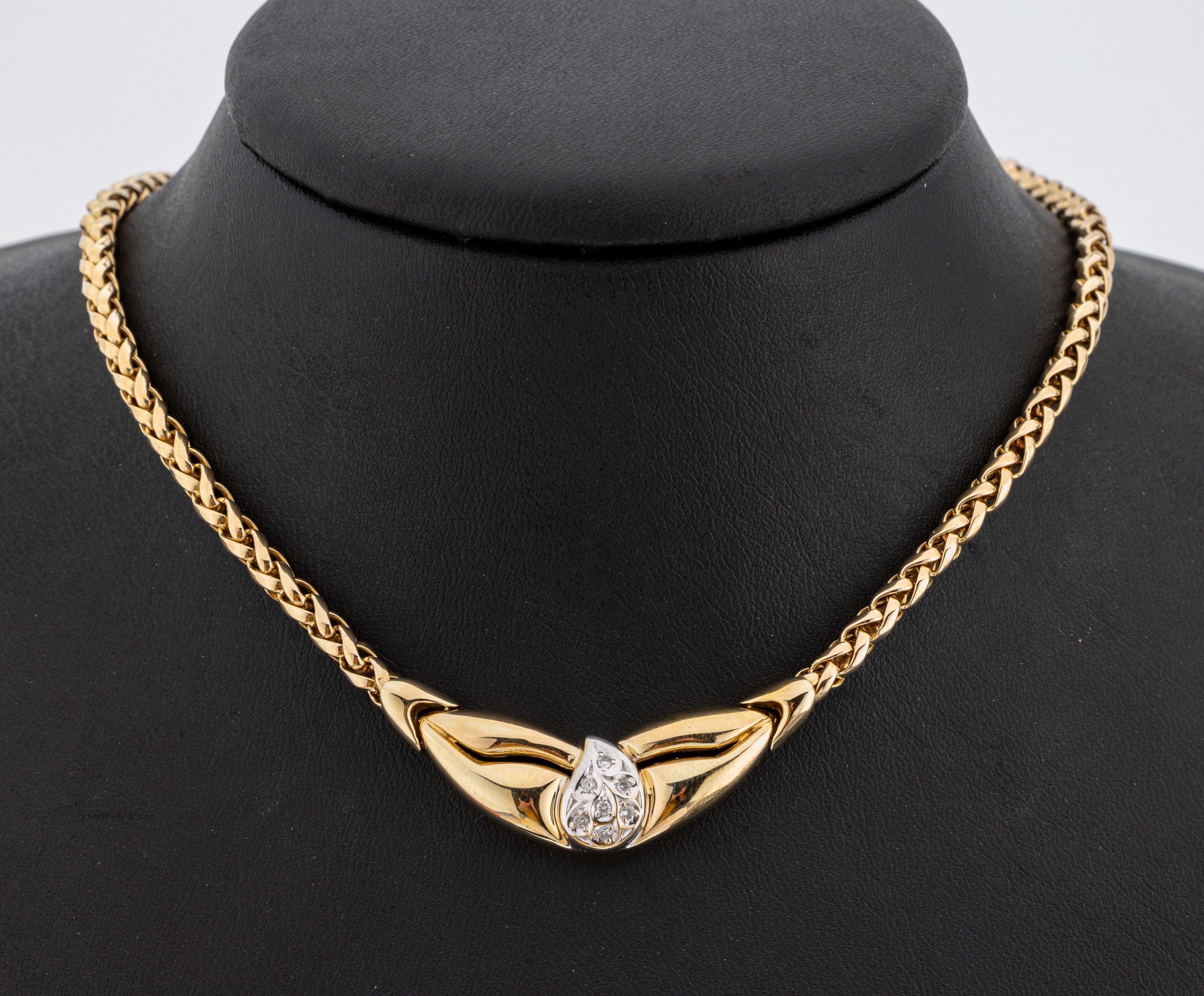 14 kt Gold Brillant-Collier, GG/WG 585/000,Mittelteil bes. mit in WG gefassten 7 Brillanten zus. ca. 0.10 ct Weiß/si, Kordelkette, L. ca. 43 cm, ...