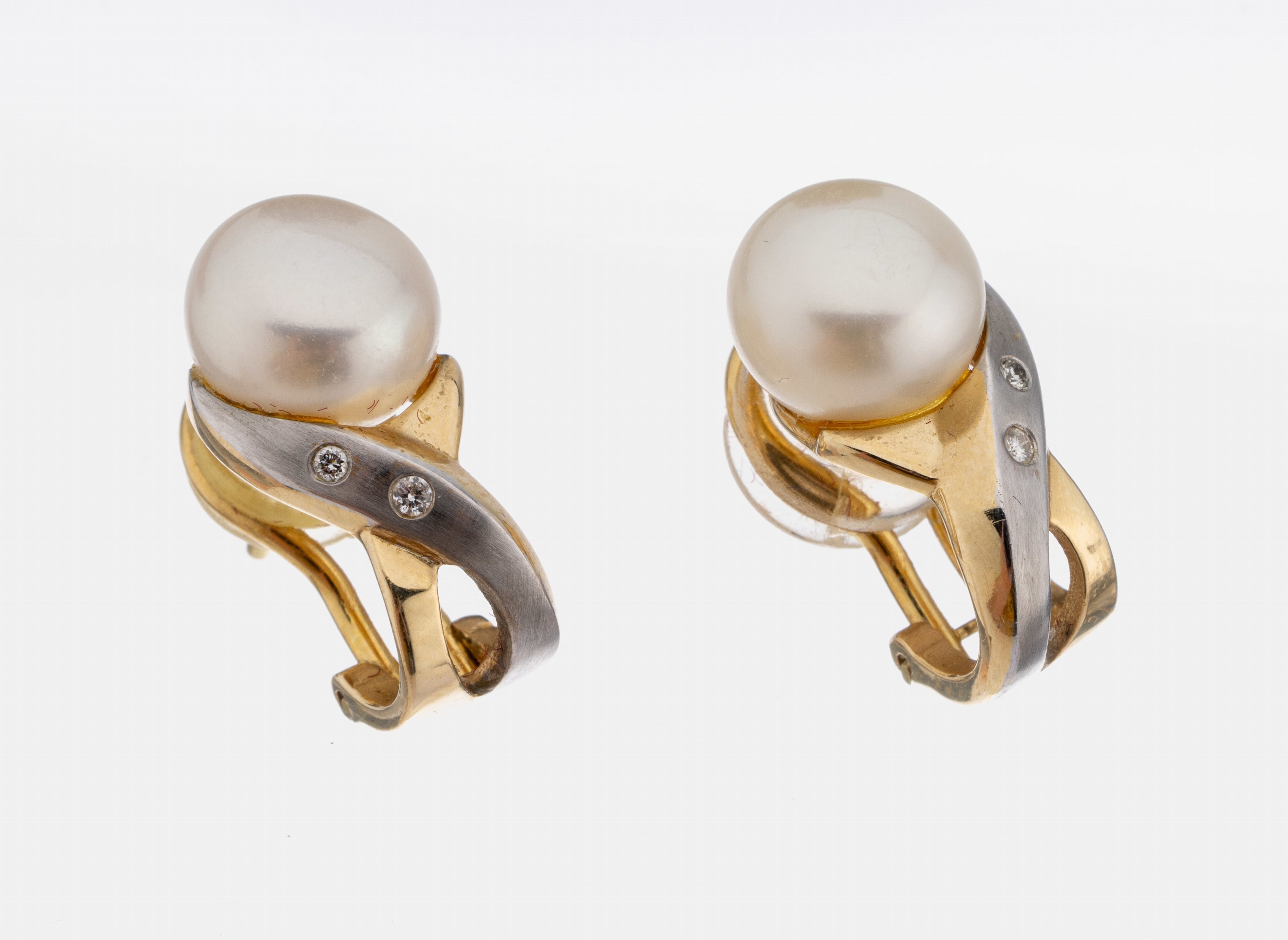 14 kt Gold Süßwasserzuchtperl-Brillant- Ohrstecker, GG/WG 585/000, l. rosef. Perlbouttons, D. ca. 8.7 mm, 4 Brillanten zus.ca. 0.02 ct Weiß/si, ...