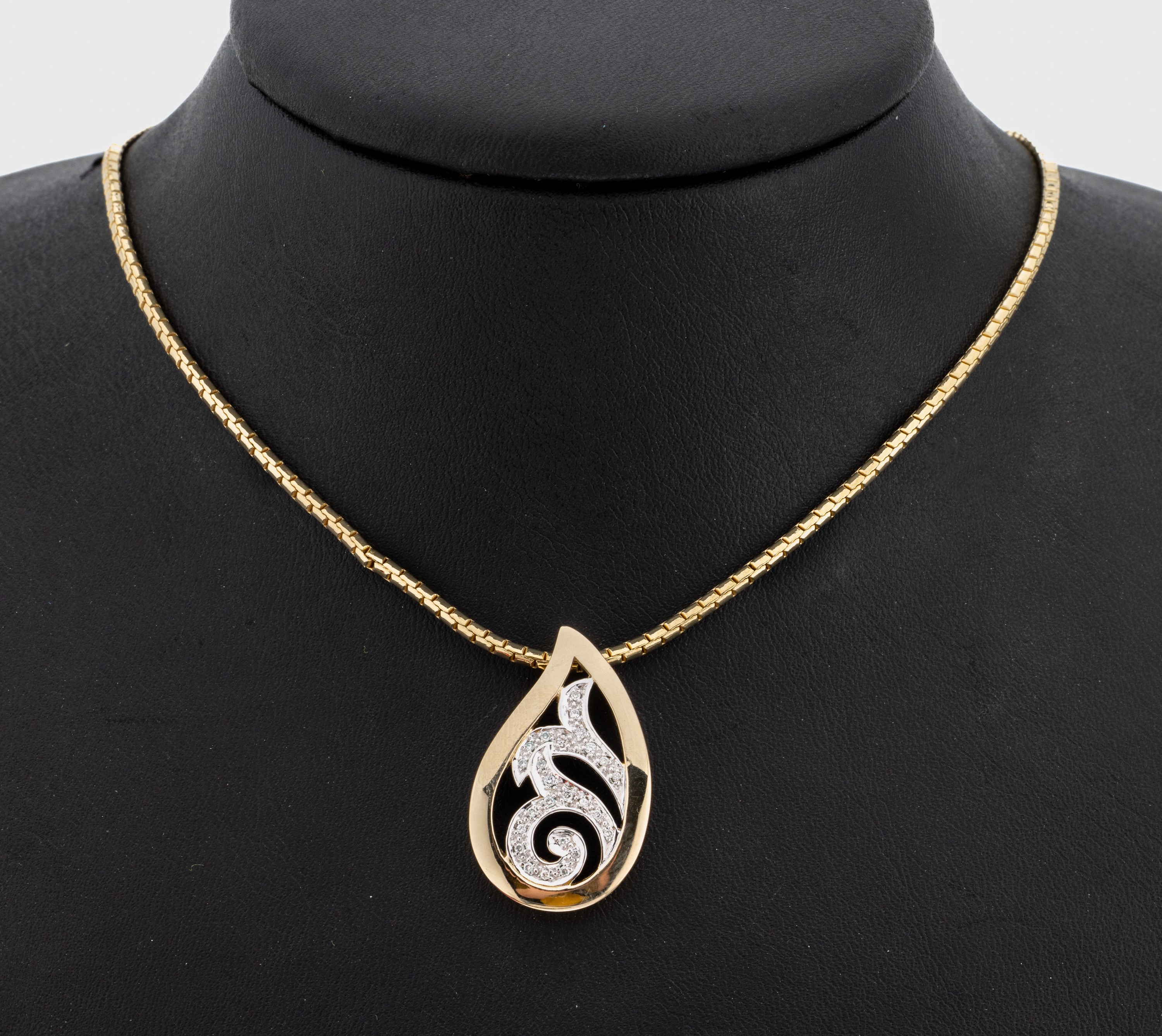 14 kt Gold Brillant-Anhänger, GG/WG 585/000, tropfenf. Anhänger, innen mit in WG gefassten Brillanten zus. ca. 0.12 ct (grav.) Weiß/si, an Kette ...