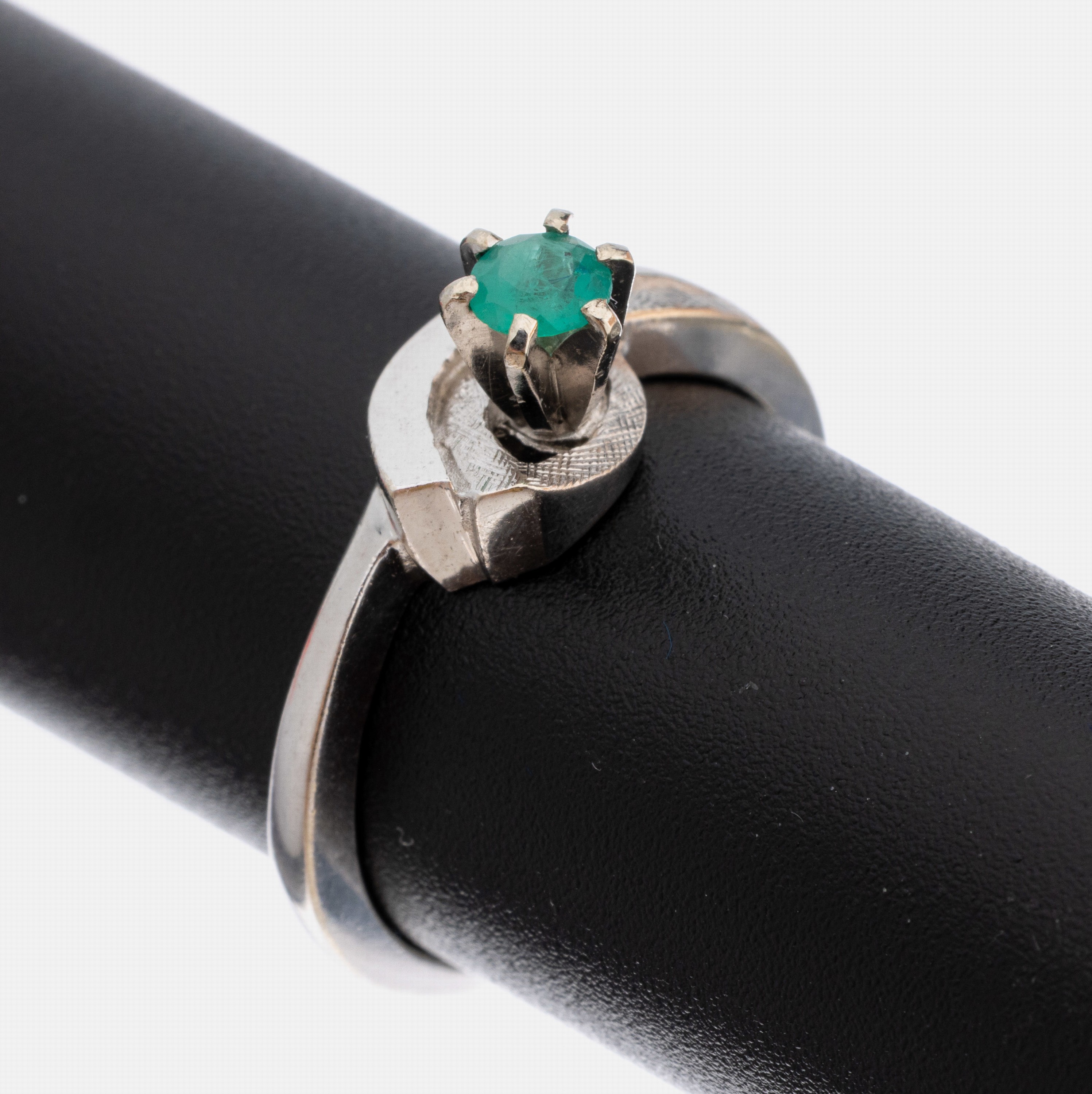 14 kt Gold Smaragd-Ring, WG 585/000, erhaben gefasster rundfacett. Smaragd ca. 0.10 ct, RW 52, ca. 2.9 g