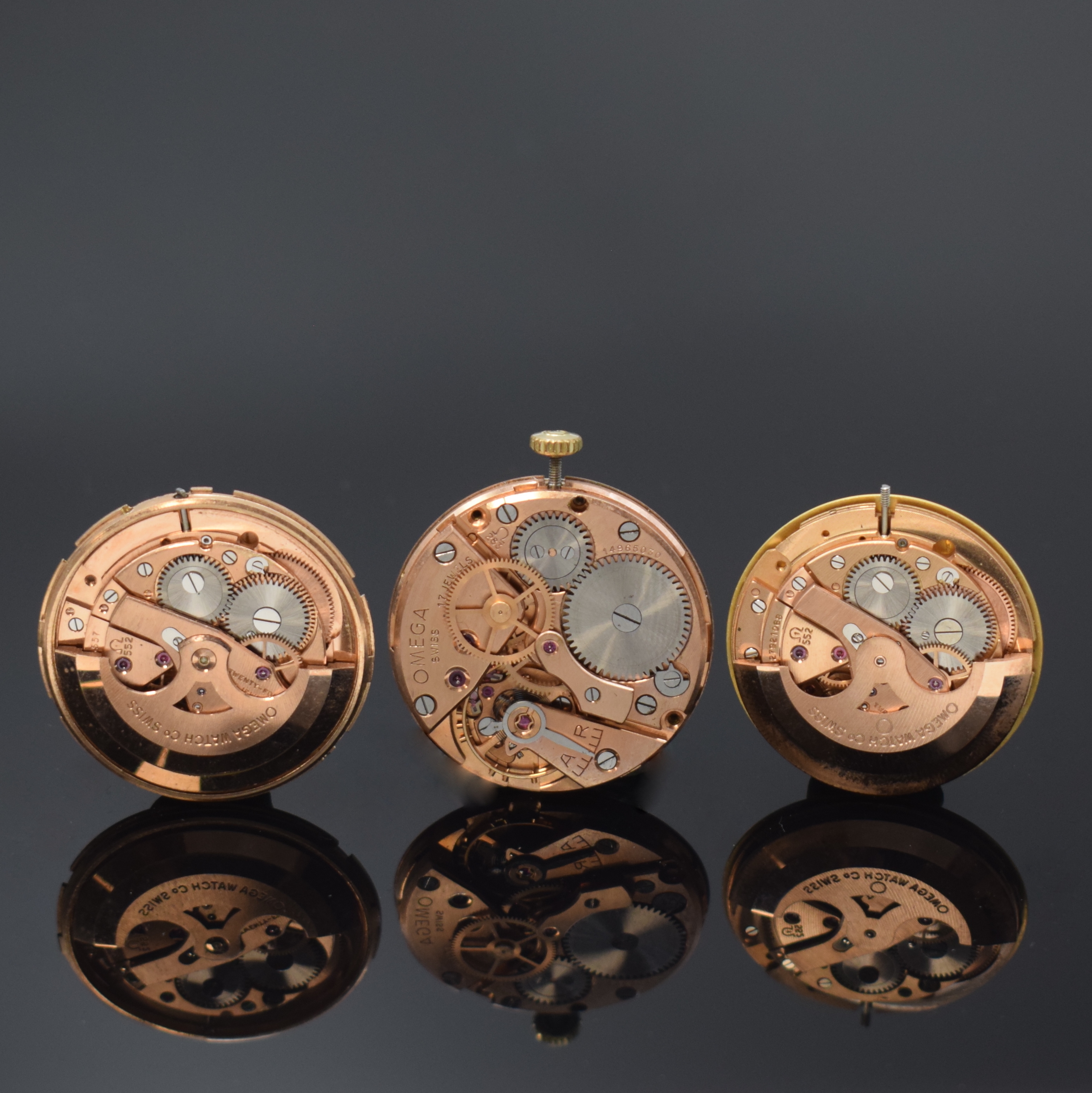 OMEGA 3 vergoldete Armbanduhrwerke Kaliber 283 und 552, Schweiz um 1956-1968, Automatik u. Handaufzug, 2x vers. Zifferblätter, 1x goldfarb., alle ...