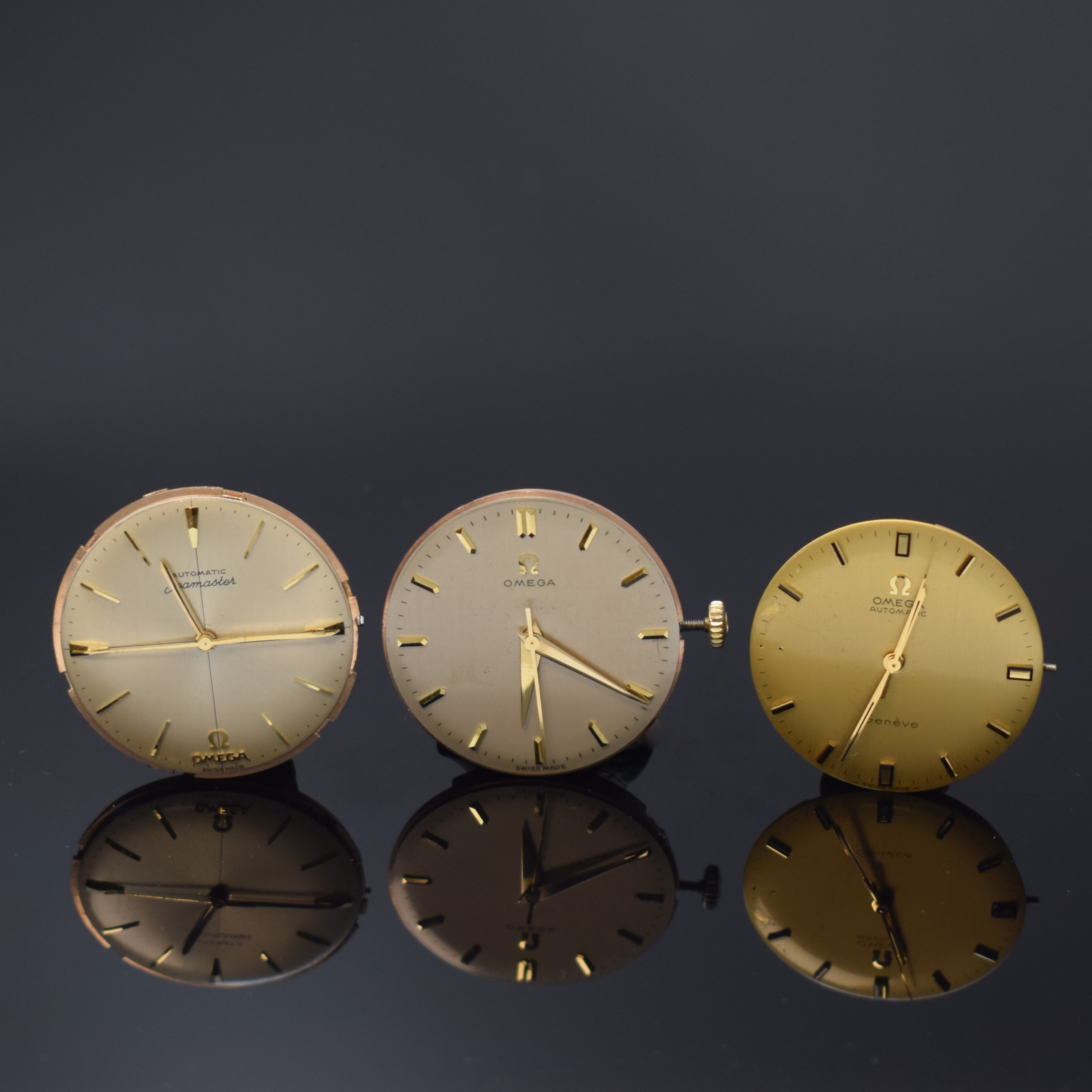 Detail a: OMEGA 3 vergoldete Armbanduhrwerke Kaliber 283 und 552, Schweiz um 1956-1968, Automatik u. Handaufzug, 2x vers. Zifferblätter, 1x goldfarb., alle ...