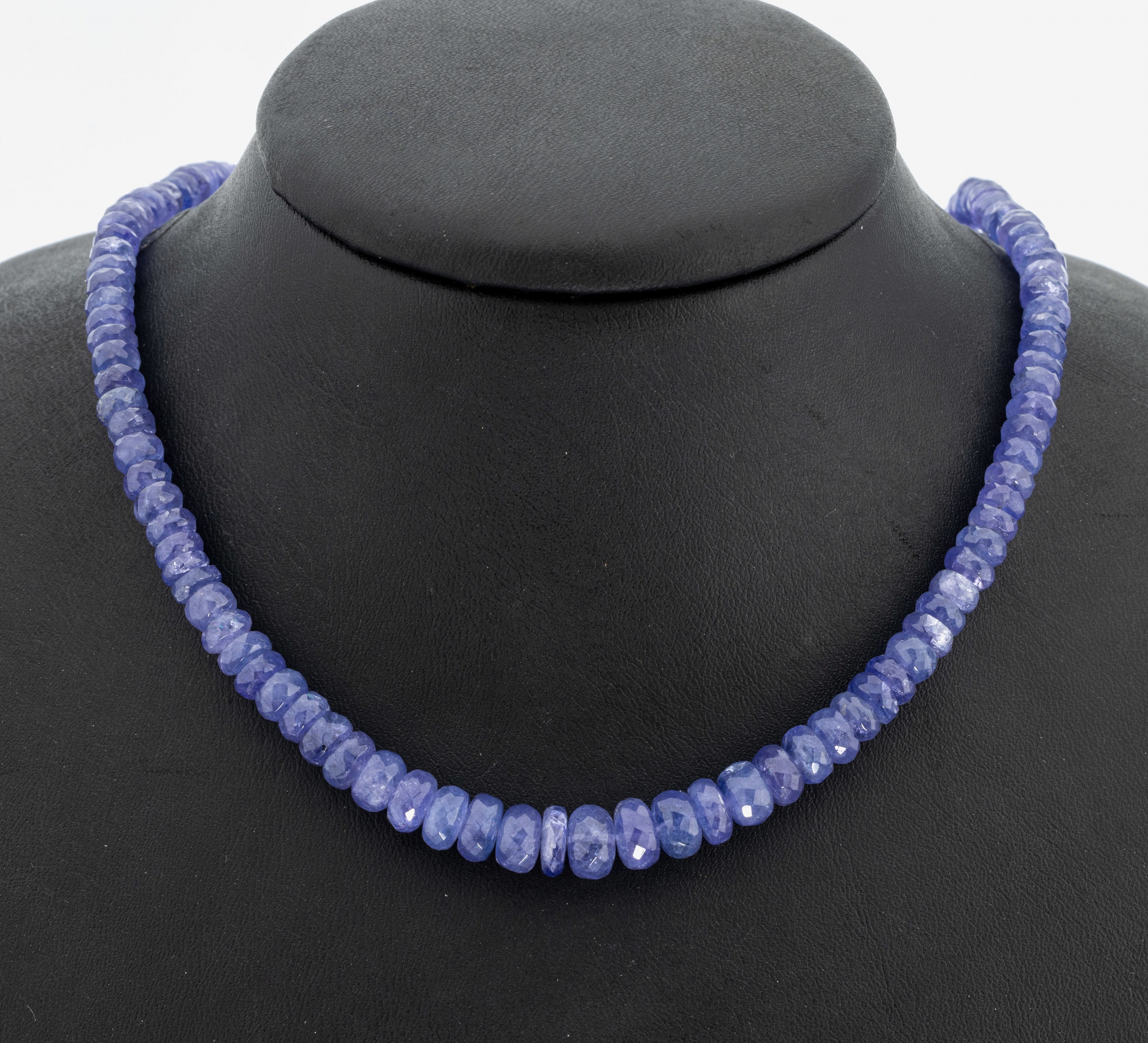 Tansanit-Collier, im Verlauf facett. Tansanit-Linsen, D. ca. 4.6 - 8.5 mm, zus. ca.140 ct, mehrere Linsen min. besch., L. ca. 45.5 cm, ...