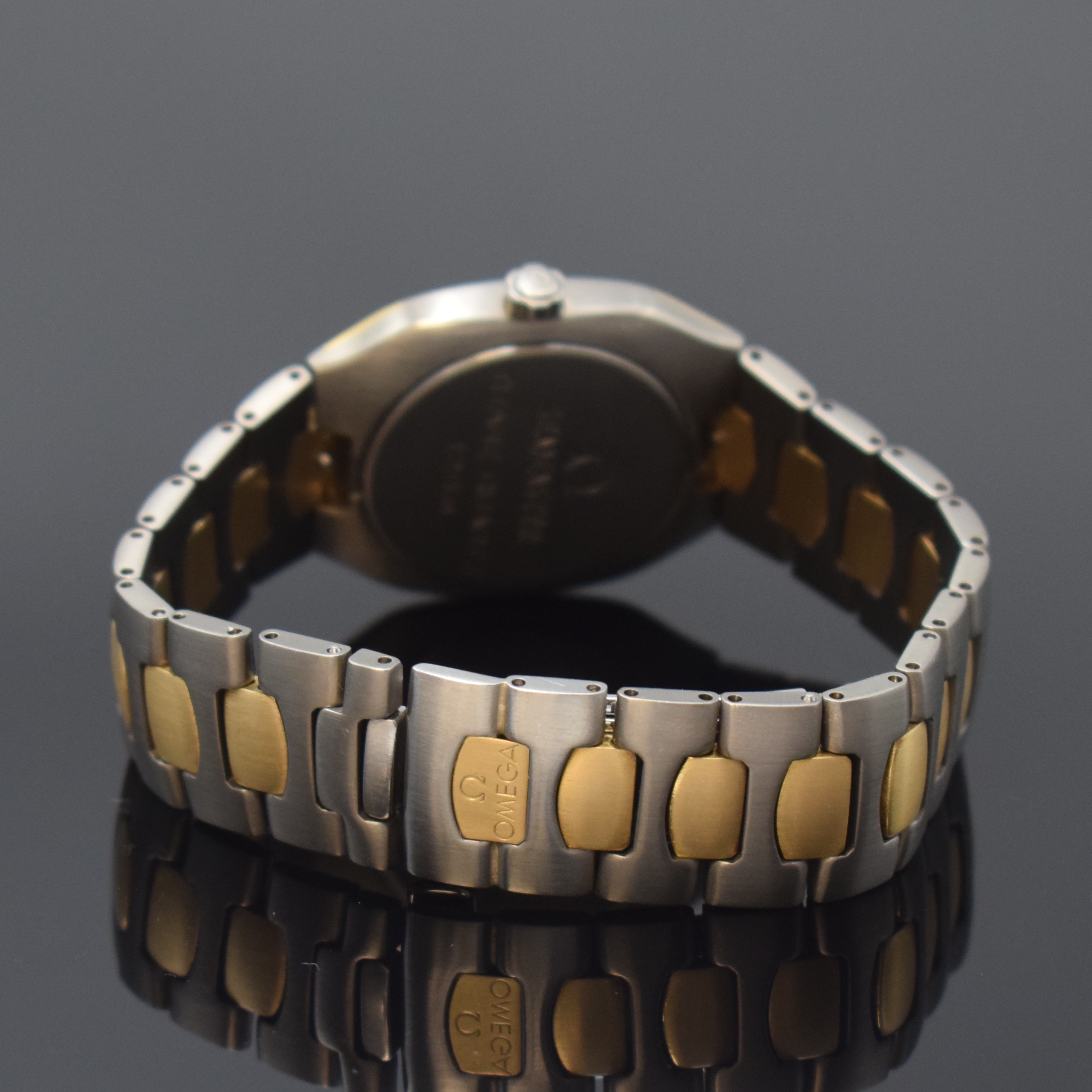 Detail b: OMEGA Seamaster Polaris Armbanduhr Referenz 3961100, Schweiz um 1985, quarz, goldintarsiertes Titangeh. inkl. Gliederband in Titan/Gold m. Faltschl., ...