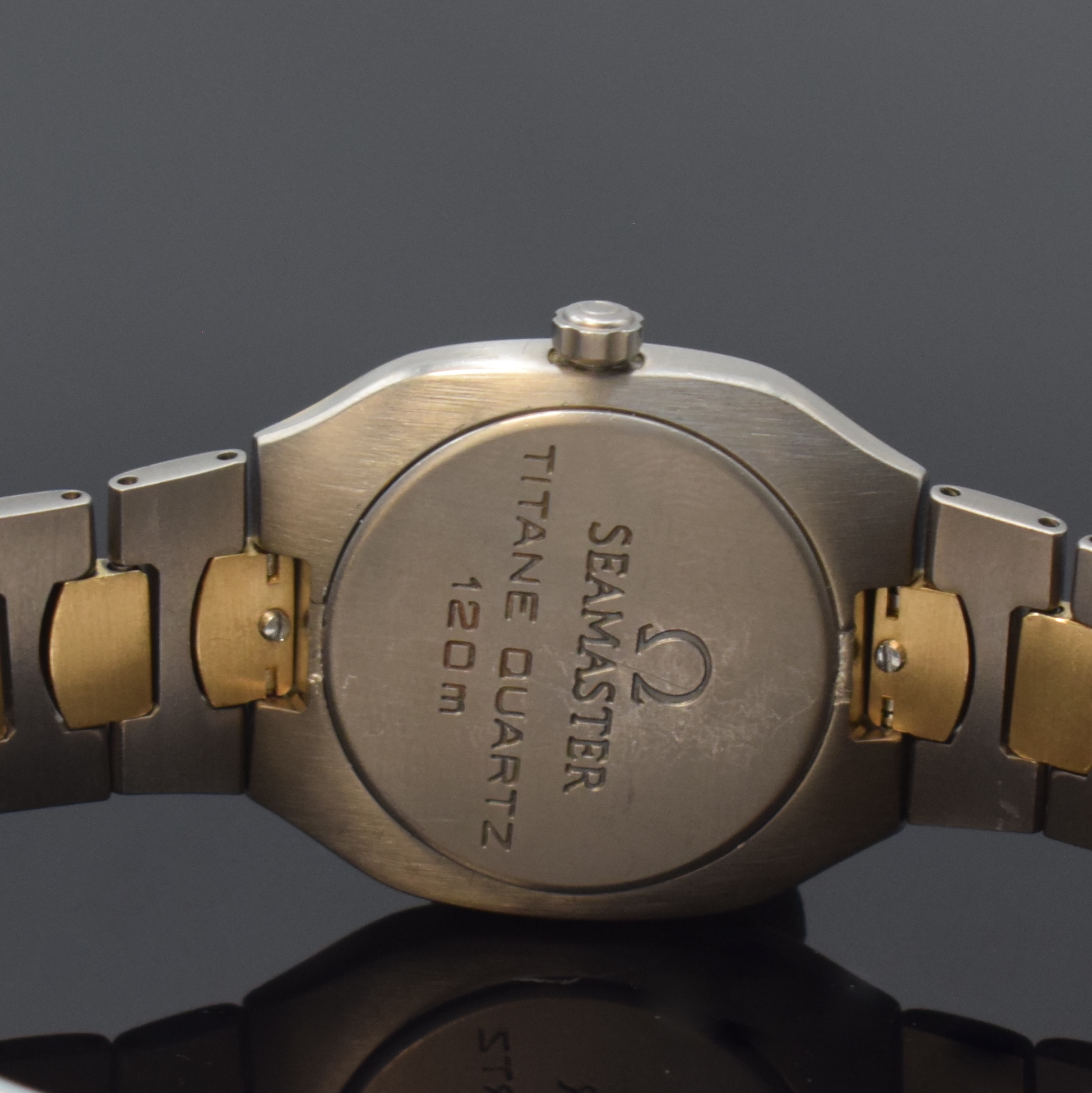 Detail d: OMEGA Seamaster Polaris Armbanduhr Referenz 3961100, Schweiz um 1985, quarz, goldintarsiertes Titangeh. inkl. Gliederband in Titan/Gold m. Faltschl., ...
