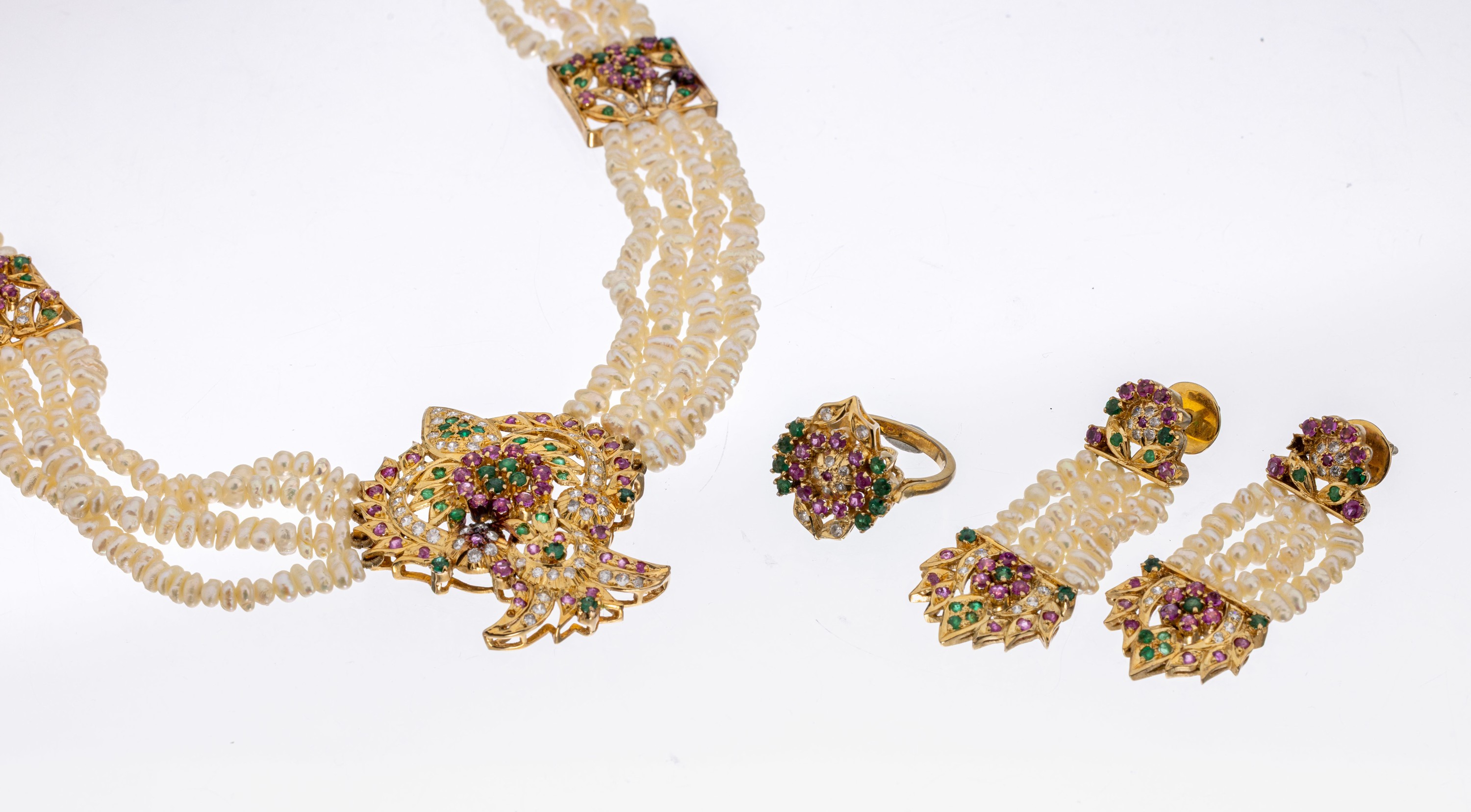 Zuchtperl-Farbstein-Schmuckset, Silber verg., best. aus: 4-rhg. Collier, Ring und Paar Ohrstecker, floral bes. mit facett. Smaragden, Rubinen und ...