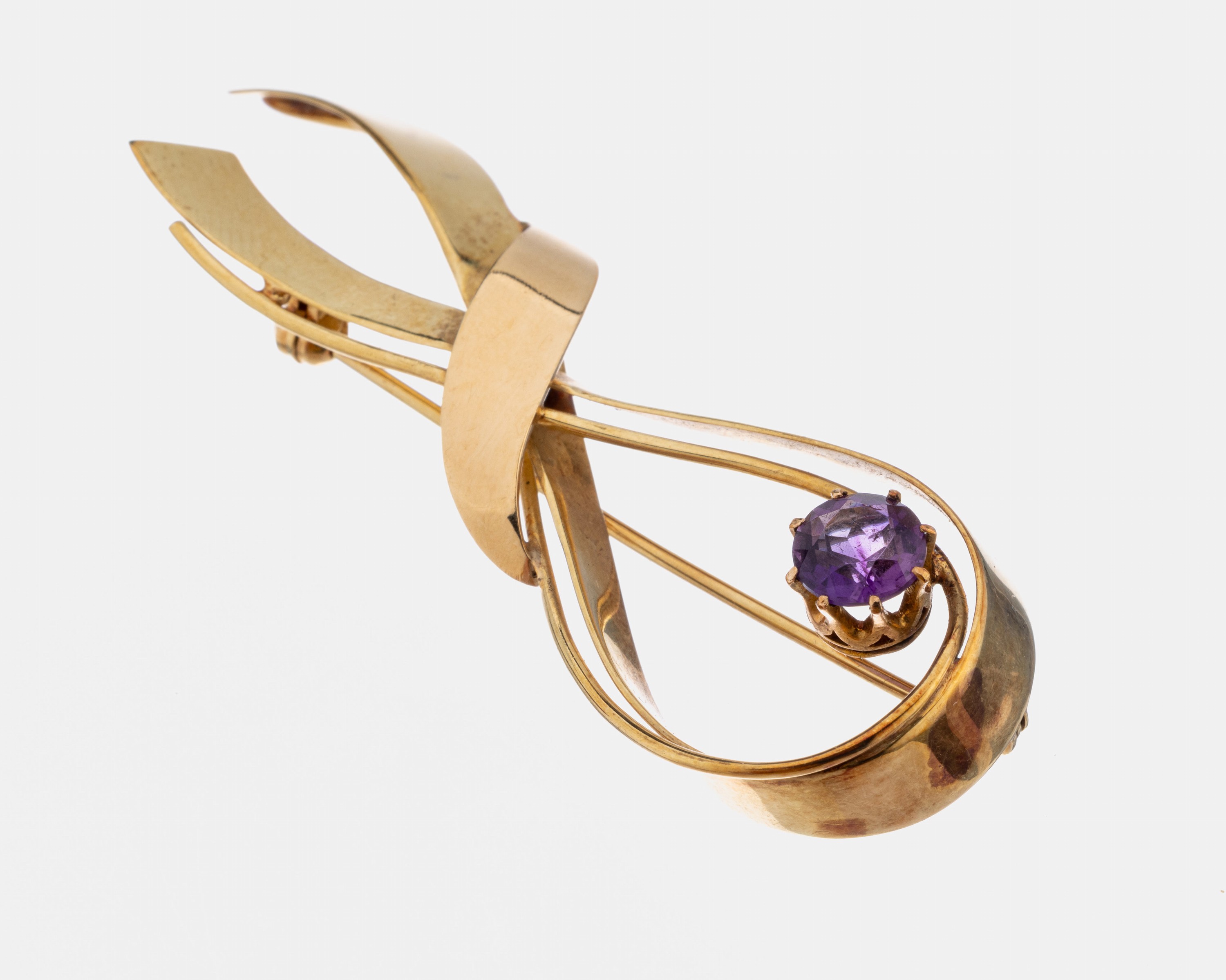 14 kt Gold Amethyst-Brosche, GG 585/000, Schleife mit rundfacett. Amethyst, L. ca. 6.5 cm, ca. 10.6 g
