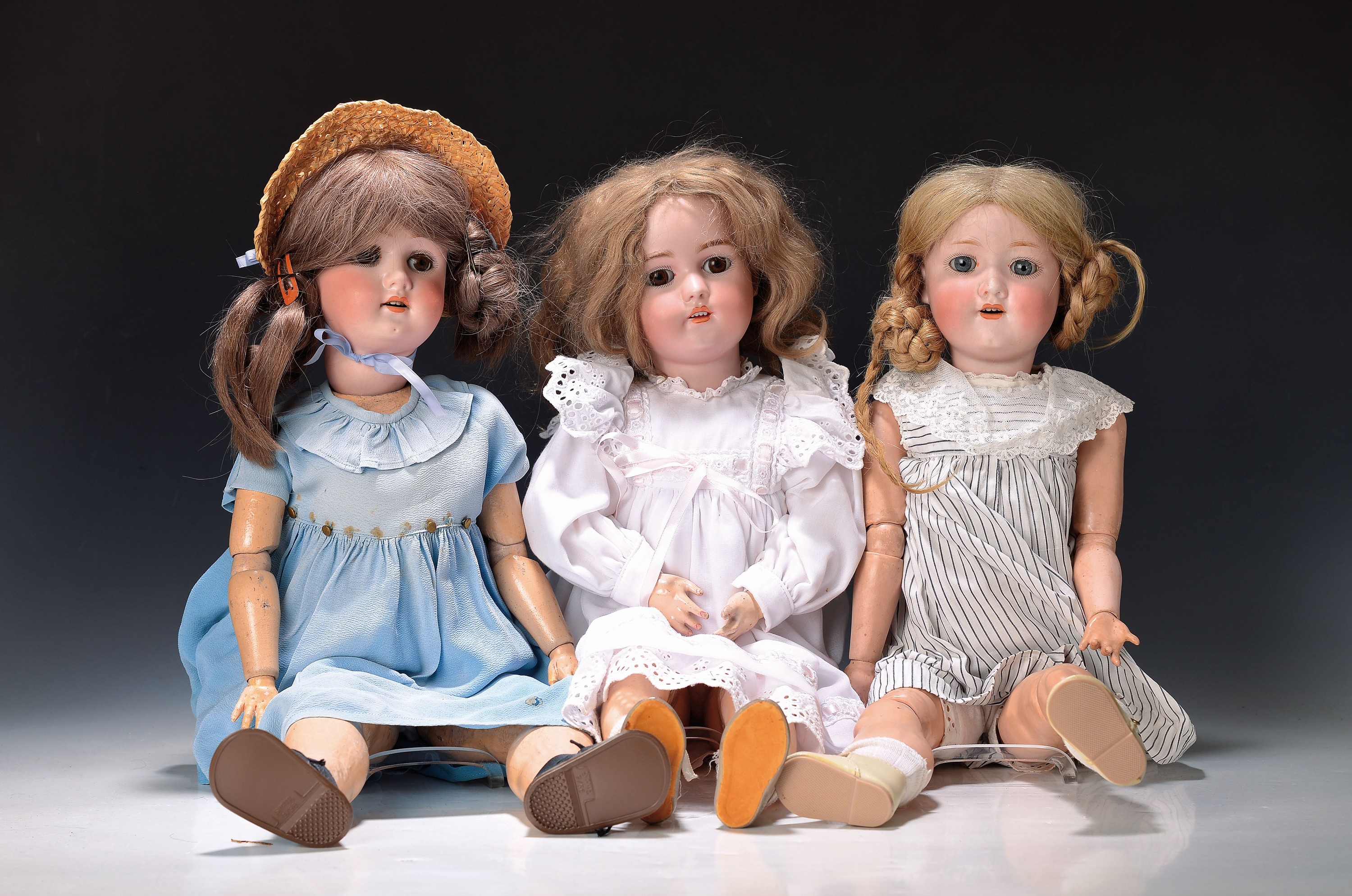 3 Porzellankopfpuppen, deutsch, um 1910-15, 1) Simon & Halbig 1079, braune Schlafaugen, offener Mund mit vier Zähnen oben, Mohairperücke, ...