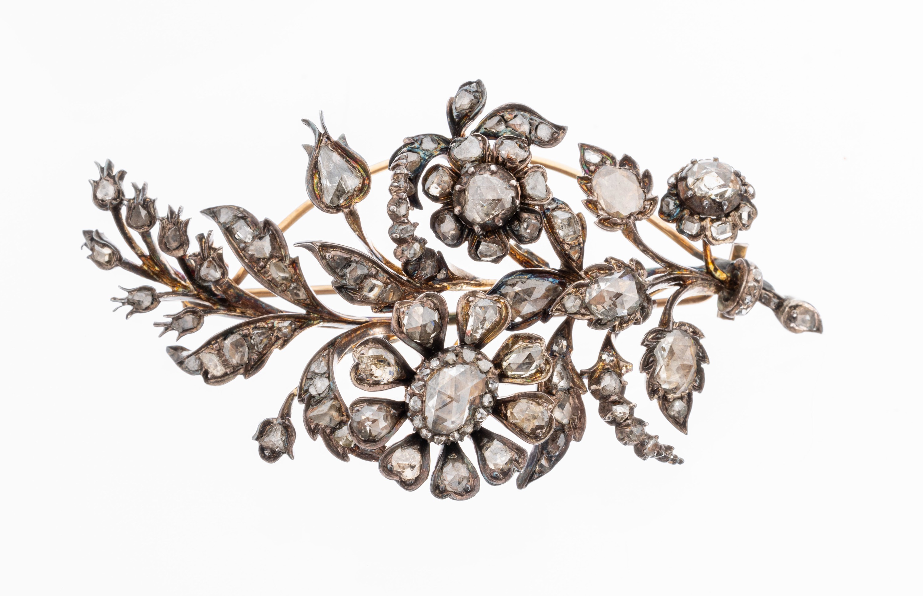 18 kt Gold Diamant-Brosche, um 1860/80, GG 750/000 und Silber, in Form einer Blüte mitBlättern, voll ausgefasst mit Diamantrosen zus. ca. 4.80 ct ...
