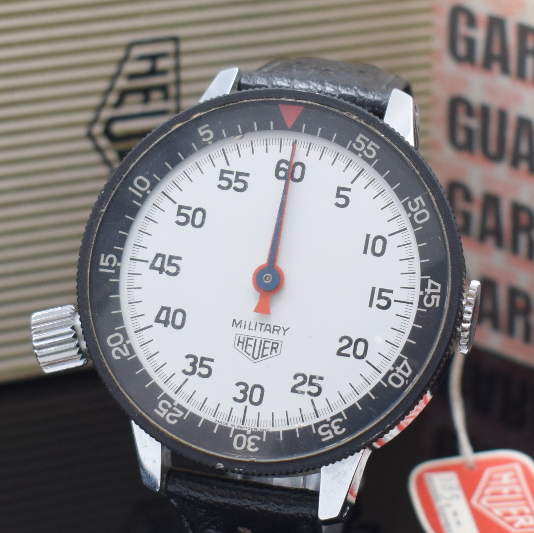 Detail a: HEUER Military sehr seltene Armband-Stoppuhr als Full-Set, Schweiz um 1969, Handaufzug, verchromtes Geh., Stahlboden aufgedr., Lederband, vers. ...