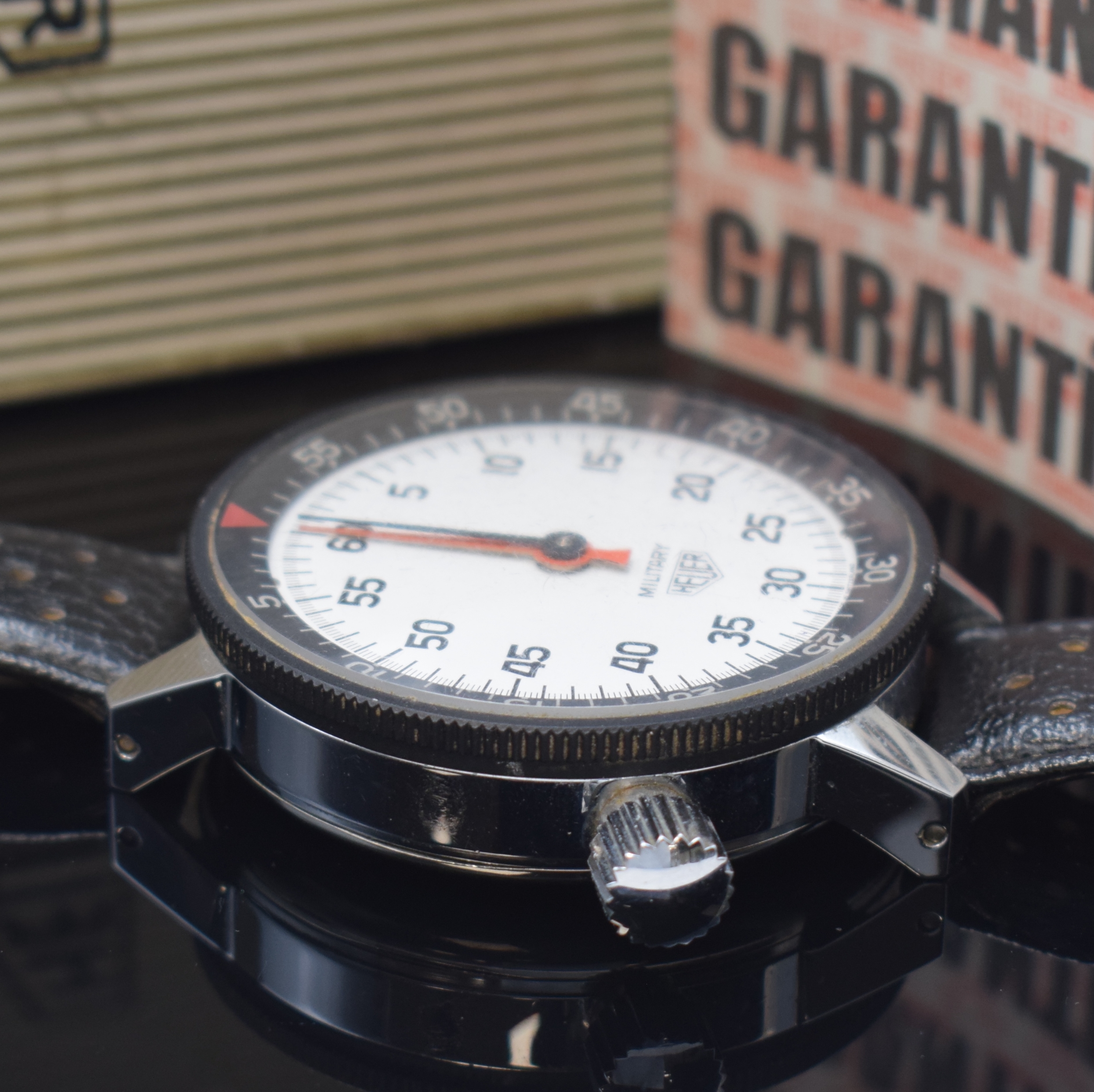 Detail b: HEUER Military sehr seltene Armband-Stoppuhr als Full-Set, Schweiz um 1969, Handaufzug, verchromtes Geh., Stahlboden aufgedr., Lederband, vers. ...