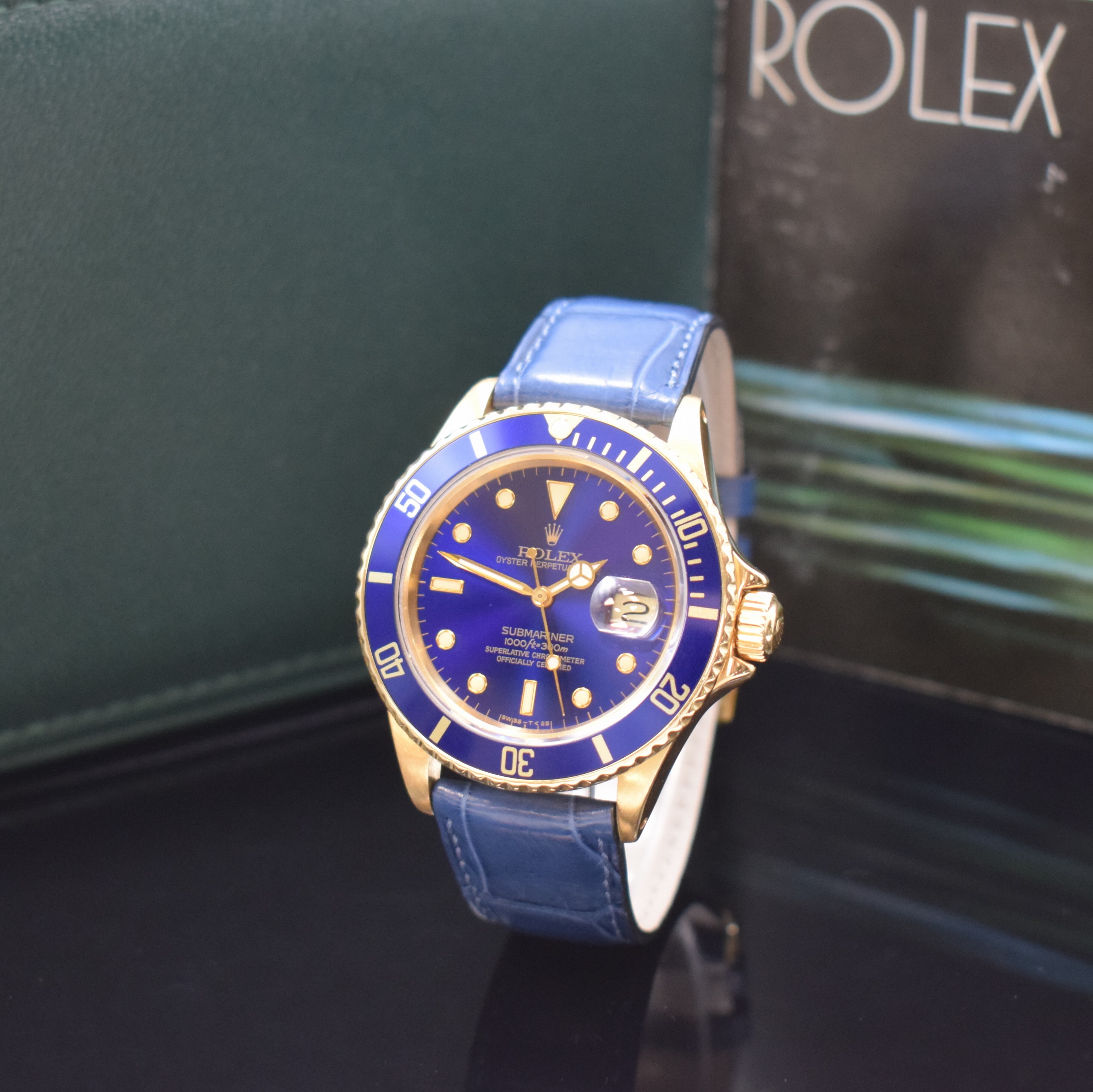 ROLEX Herrenarmbanduhr Oyster Perpetual Date Submariner Referenz 16808 in GG 750/000, Schweiz um 1988, R-Serie, Automatik, massives Goldgeh. inkl. ...