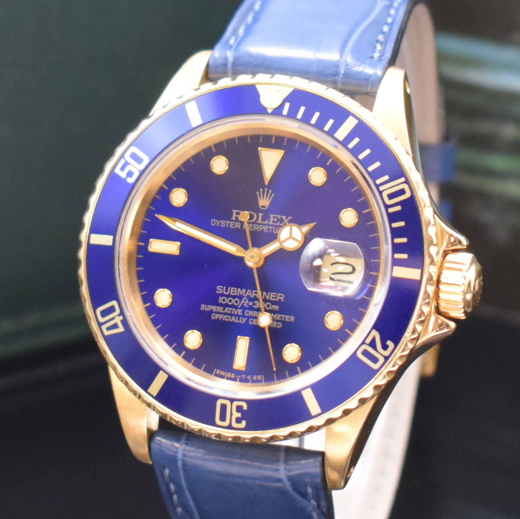 Detail a: ROLEX Herrenarmbanduhr Oyster Perpetual Date Submariner Referenz 16808 in GG 750/000, Schweiz um 1988, R-Serie, Automatik, massives Goldgeh. inkl. ...