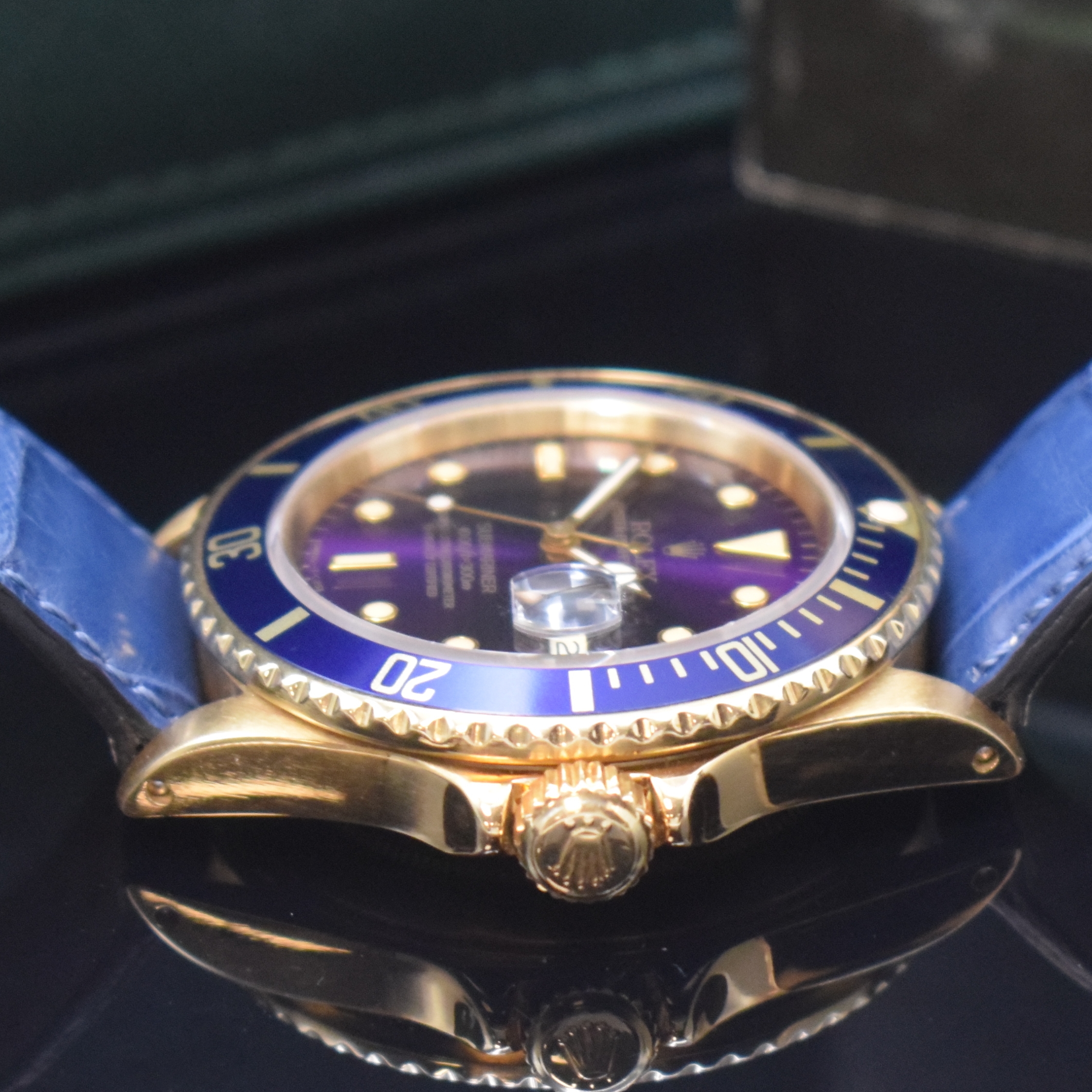 Detail d: ROLEX Herrenarmbanduhr Oyster Perpetual Date Submariner Referenz 16808 in GG 750/000, Schweiz um 1988, R-Serie, Automatik, massives Goldgeh. inkl. ...